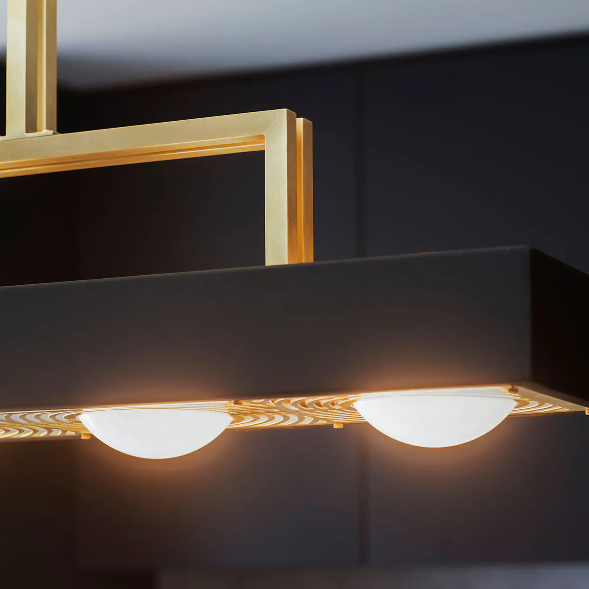 Perfekt für Esszimmer oder Lounge: Bert Frank Kernel Hängeleuchte, Rot, 4-flammig aus poliertes Messing und gebürstetes Aluminium und Glas – sanftes Licht