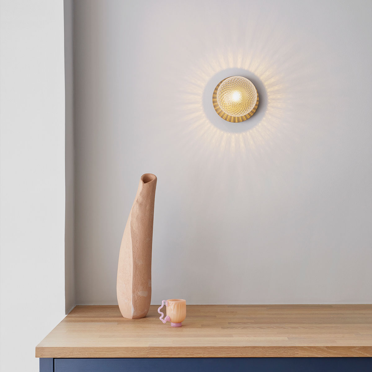 Nuura Liila 1 Medium Wand- und Deckenleuchte, Ø: 16,5 cm Wandlampe – mundgeblasenes Glas, in Gold, organische Formensprache, diffusem Licht, ideal für Treppenhaus Nuura Liila 1 Medium Wand- und Deckenleuchte, Ø: 16,5 cm Wandlampe – nordisches Licht, diffusem Licht, ideal für Treppenhaus