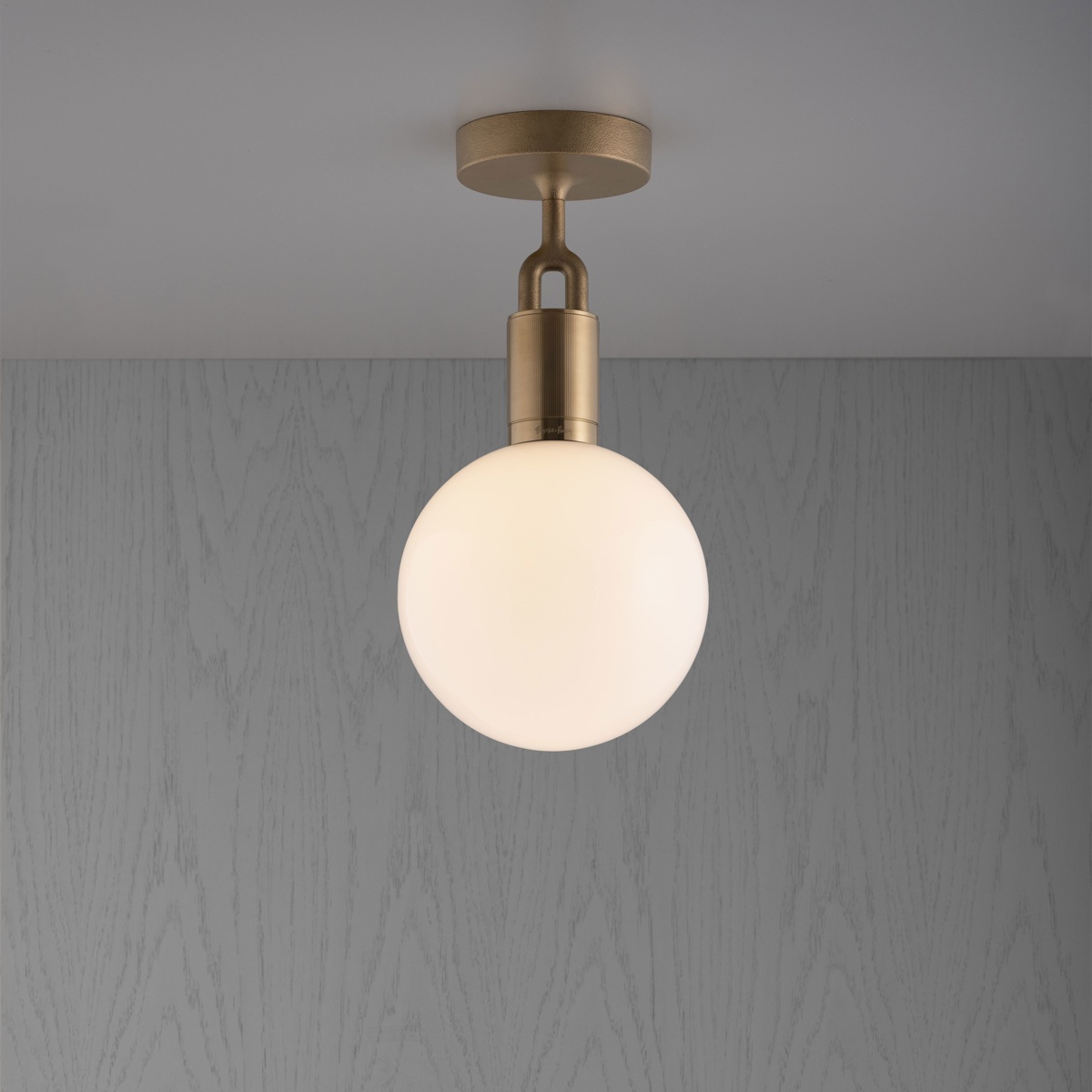 Buster + Punch Forked Deckenleuchte, Globe, Medium, Messing / Opalglas