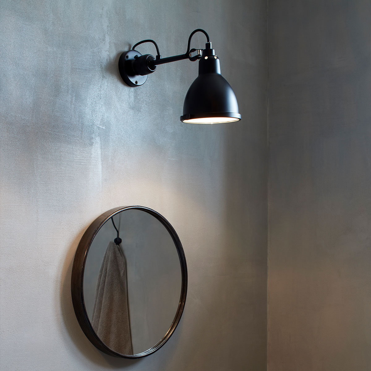 Lampe Gras N° 304 Bathroom CL II Wandleuchte, T: 15 cm Schwarz, Schirm Kupfer roh, Weiß in Schwarz Kupfer – moderne Designerlampe aus dem Hause DCW Editions passt perfekt in den Treppenaufgang auch für Badezimmer geeignet