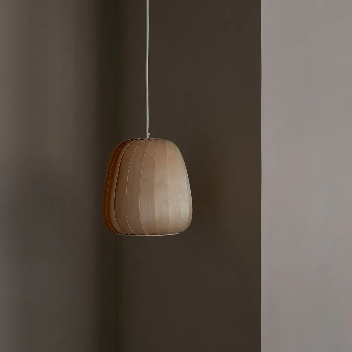 ST906 Pendelleuchte, Birke Natur, Ø: 23 cm, H: 27 cm ST906 Pendelleuchte, Beschichtetes Papier, Ø: 25 cm, H: 42 cm