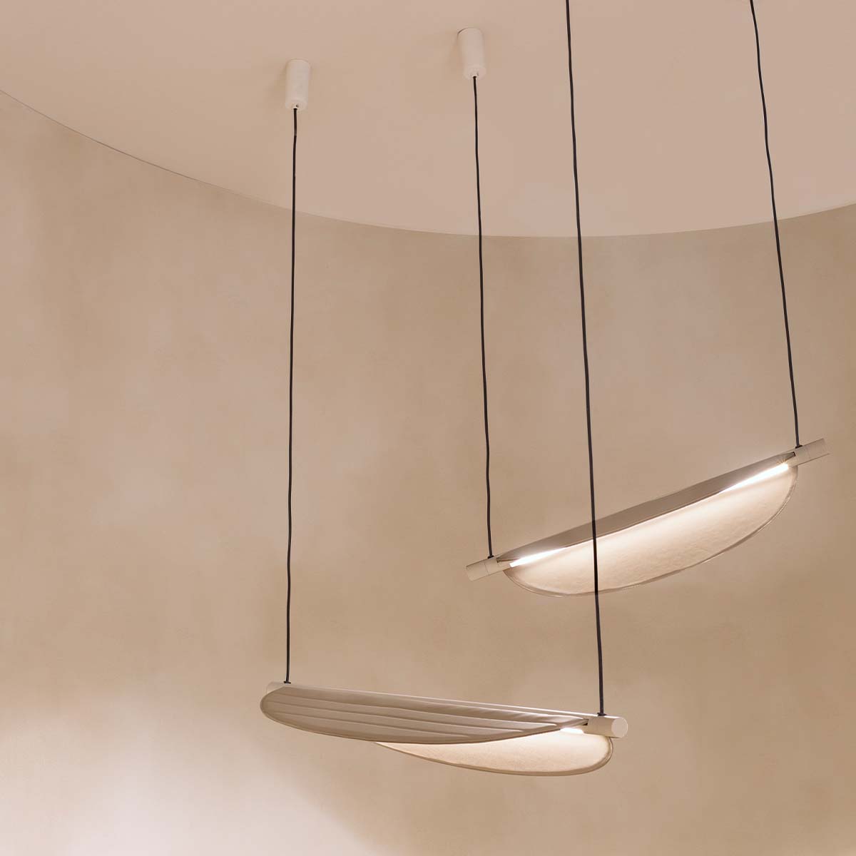 TOOY_Thula_562_21_mood_5 TOOY Thula 562.21 Pendelleuchte, L: 67 cm, H: 11 cm, Sandschwarz / Nickel satiniert, Helle Eiche