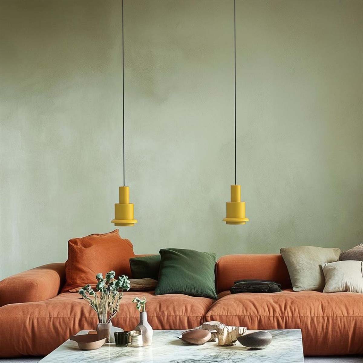 DCW Editions Chaumont 190 in Gelb über Sofa – zwei gelbe Pendelleuchten als frische Farbakzente über einem modernen Sofa in warmen Erdtönen DCW Editions Chaumont 190 in Gelb über Sofa – zwei gelbe Pendelleuchten als frische Farbakzente über einem modernen Sofa in warmen Erdtönen