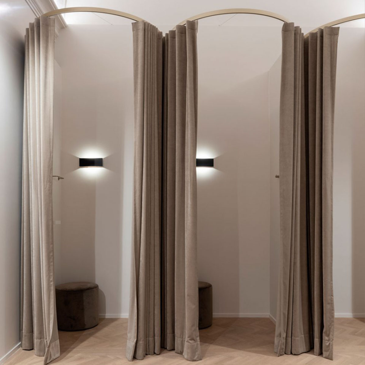 WA-T SOFT DIM8 Wandleuchte, B: 28 cm, H: 10 cm, Schwarz & Vergoldet Mat