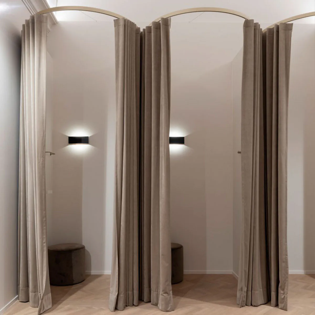 WA-T SOFT DIM8 Wandleuchte, B: 28 cm, H: 10 cm, Schwarz & Vergoldet Mat