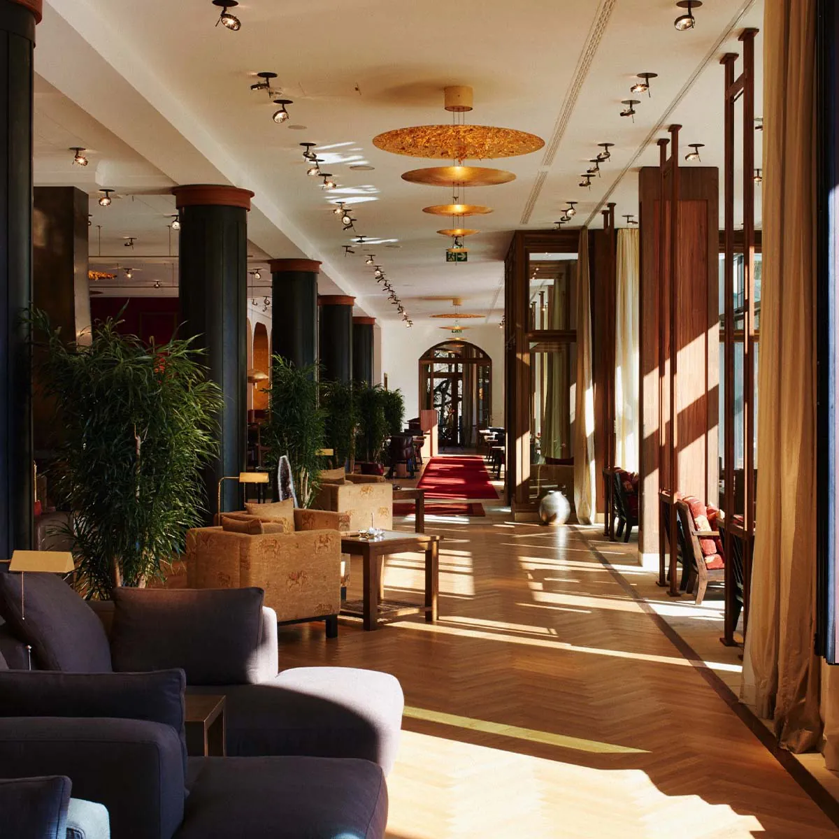 Elegante und höhenverstellbare Stehleuchten neben den Sesseln stehend