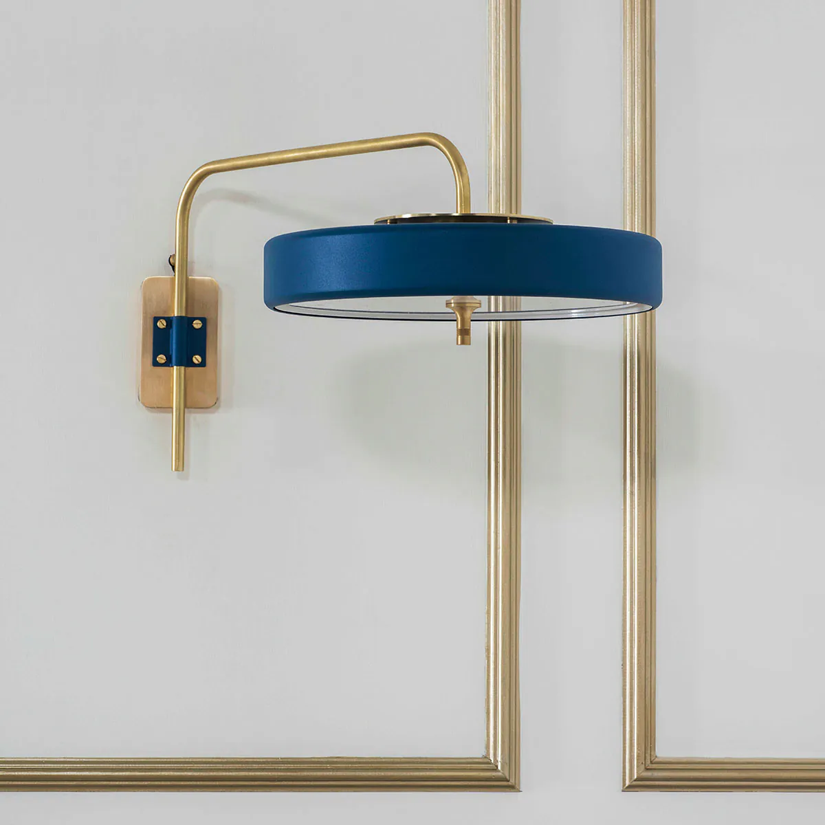 Luxusleuchten aus Großbritannien: Bert Frank Revolve Wandleuchte, T: 63 cm, Schwarz, Messing gebürstet, goldfarbene Oberfläche und gebürstetes Aluminium und Polycarbonat, britische Luxusleuchte, sanftes Licht, ikonische Revolve-Serie im Art Déco Stil gleichmäßige Beleuchtung: Bert Frank Revolve Wandleuchte, T: 63 cm, Grün, Messing poliert – gefertigt aus poliertes Messing und metallische Oberfläche und Polycarbonat, traditionell gefertigt, ikonische Revolve-Serie im Art Déco Stil