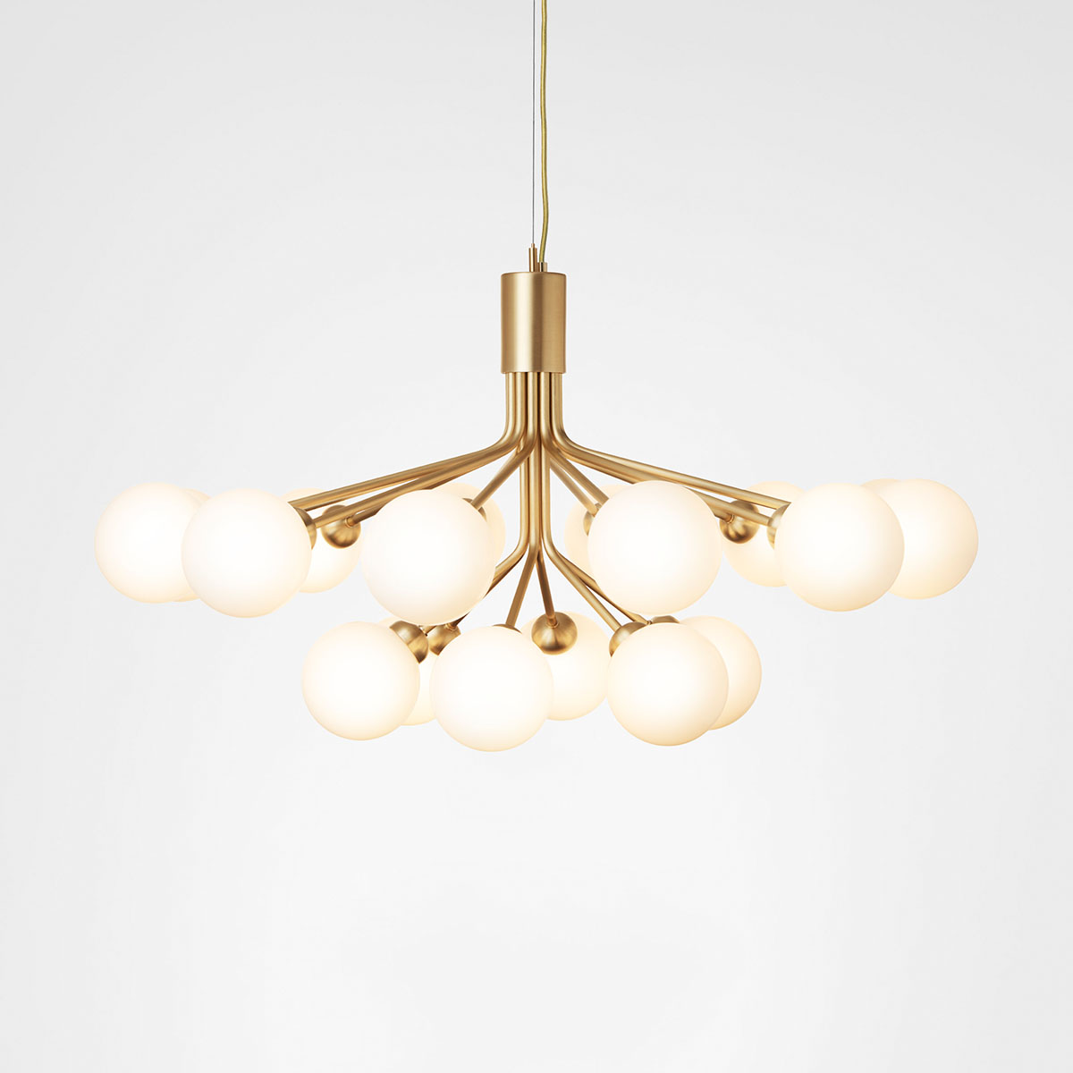 Apiales 18 Pendelleuchte, Ø: 89 cm, Messing gebürstet & Opalglas Apiales 18 Pendelleuchte, Ø: 89 cm, Messing gebürstet & Opalglas