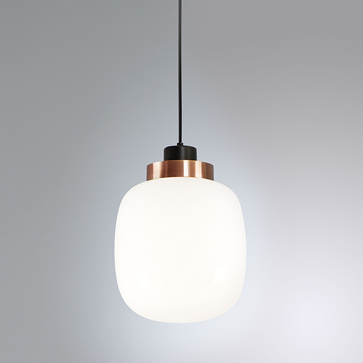TOOY Legier 557.22 Pendelleuchte, Schwarz & Kupfer, Opalglas – diffuses, blendfreies Licht