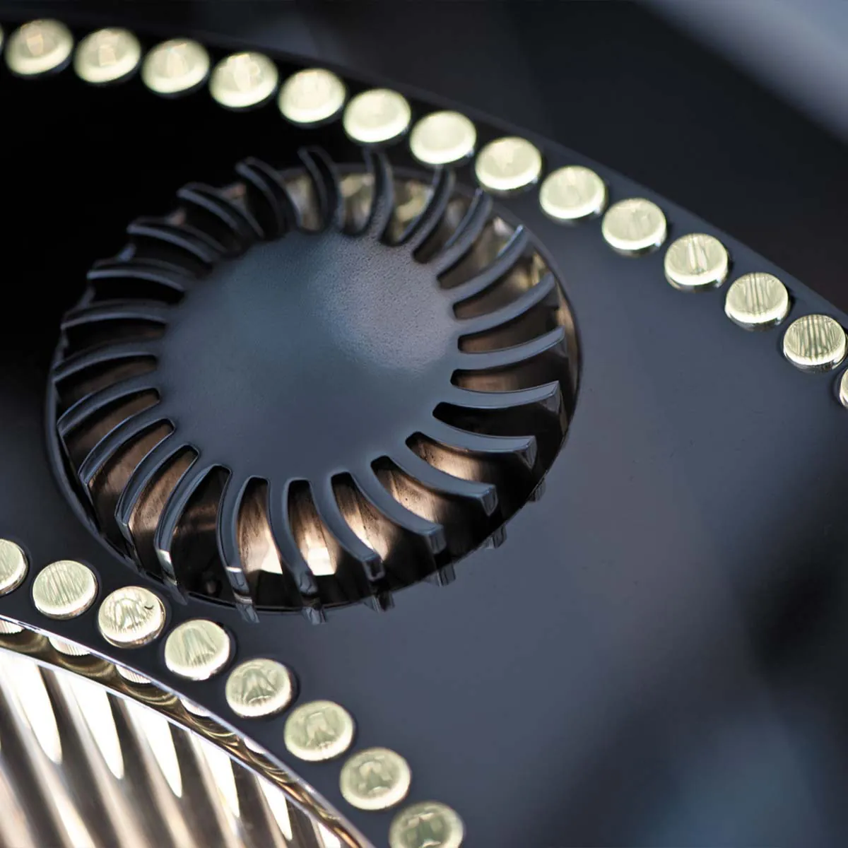 Elegante Pendelleuchte mit zylindrischen Glasschirm im fokusiert