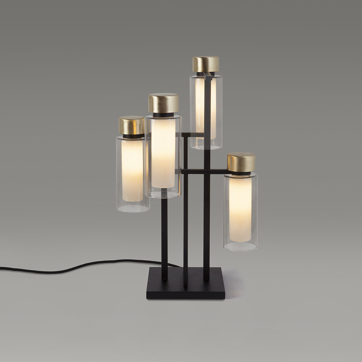 TOOY Osman 560.34 Tischleuchte 4-flammig H: 55 cm, Schwarz Matt / Messing & Klarglas, Schaltbar – diffuses, blendfreies Licht