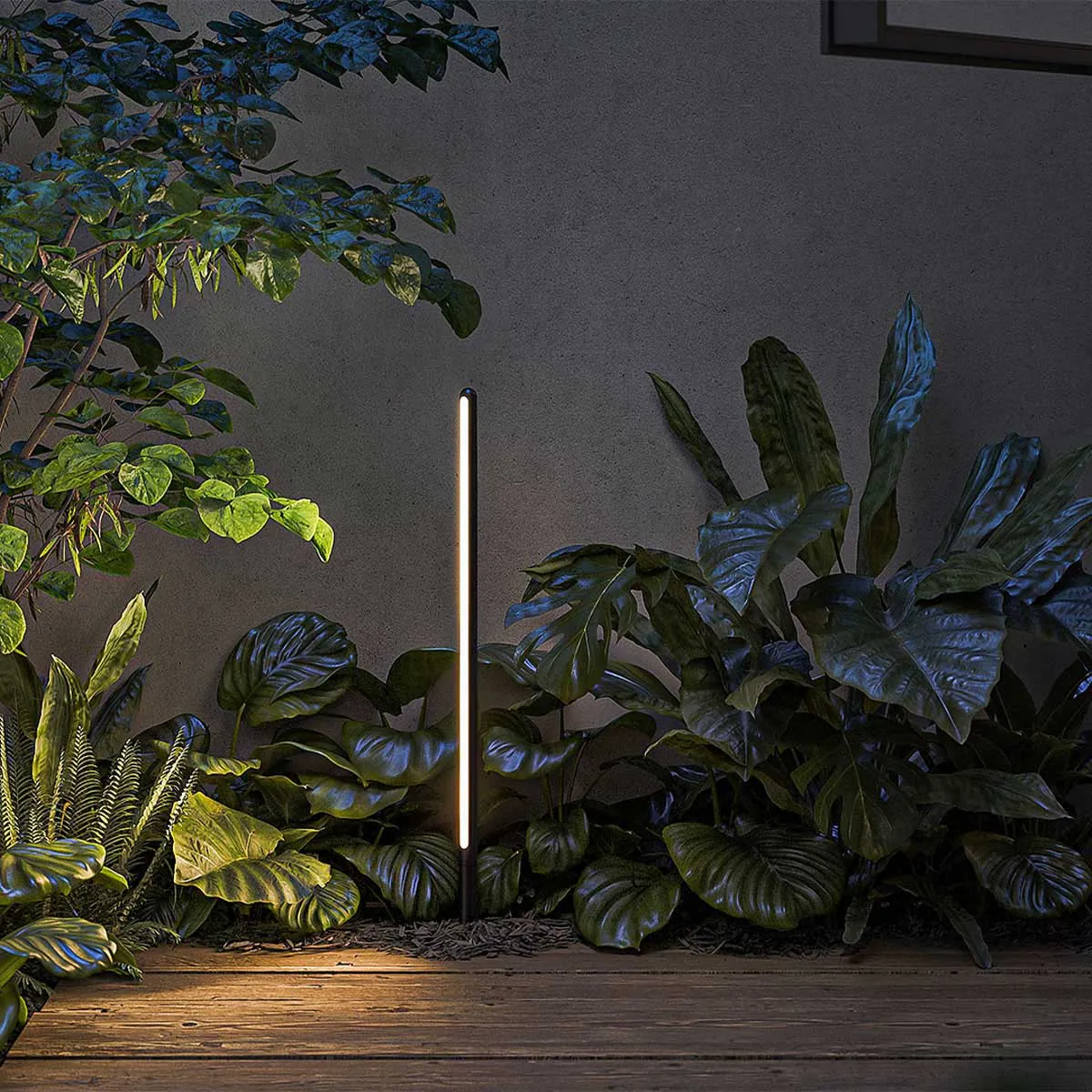 Längliche stabförmige außen Erdspießleuchte schwarz im Beet im Garten