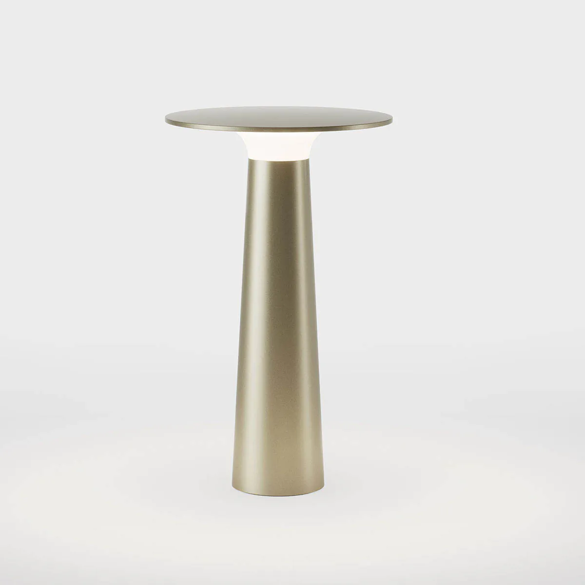 lix Mobile Akku Tischleuchte dim to warm 2700K – 1800K, Ø: 6 cm, H: 24,5 cm, charging base mit USB-C Kabel, True gold lix Mobile Akku Tischleuchte dim to warm 2700K – 1800K, Ø: 6 cm, H: 24,5 cm, charging base mit USB-C Kabel, True gold