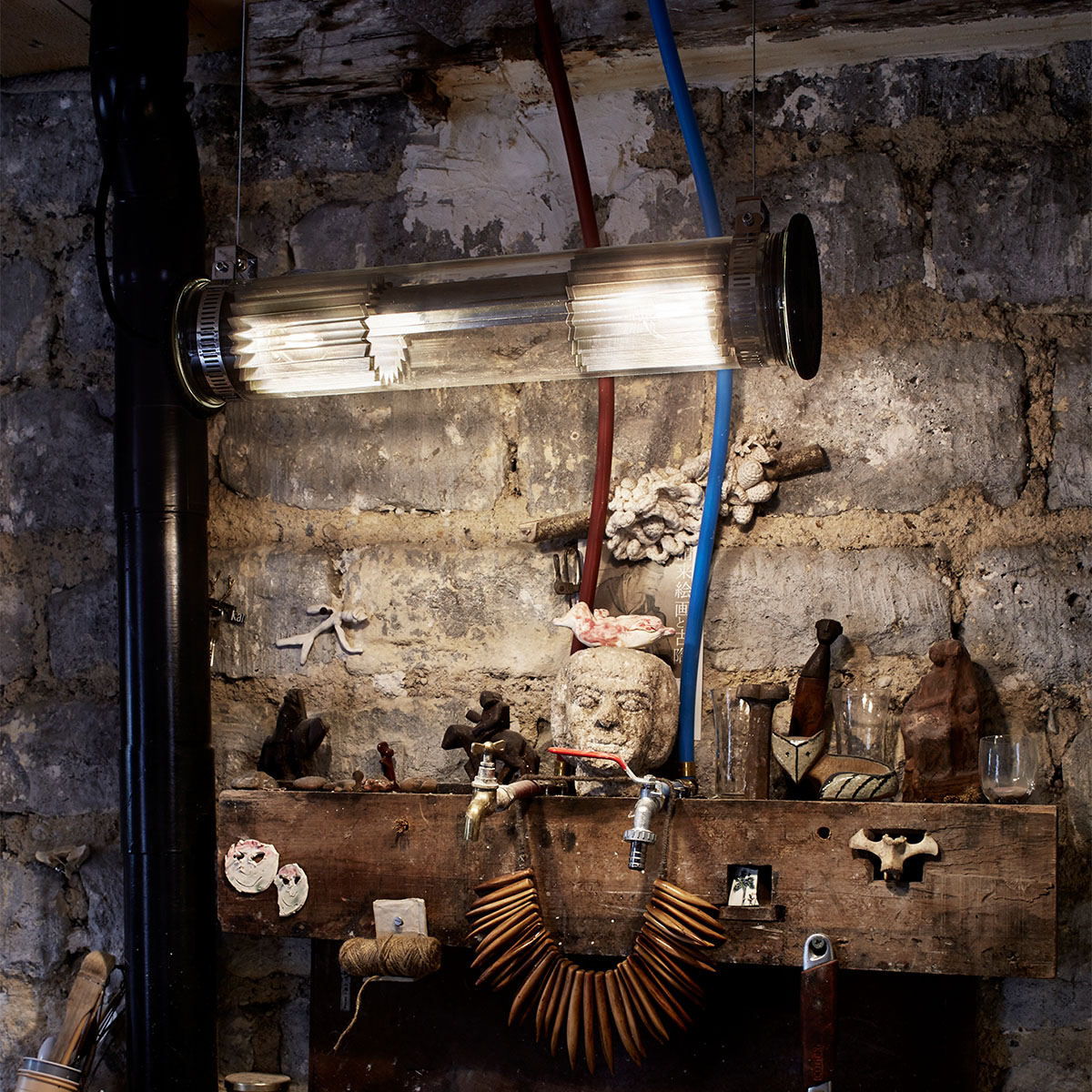 In The Tube Pendant Horizontal 120-1300 Pendelleuchte, Gold & Silber, L: 132 cm in Gold Silber – stilvolle Designerleuchte des Herstellers DCW Editions ideal über einer Kochinsel