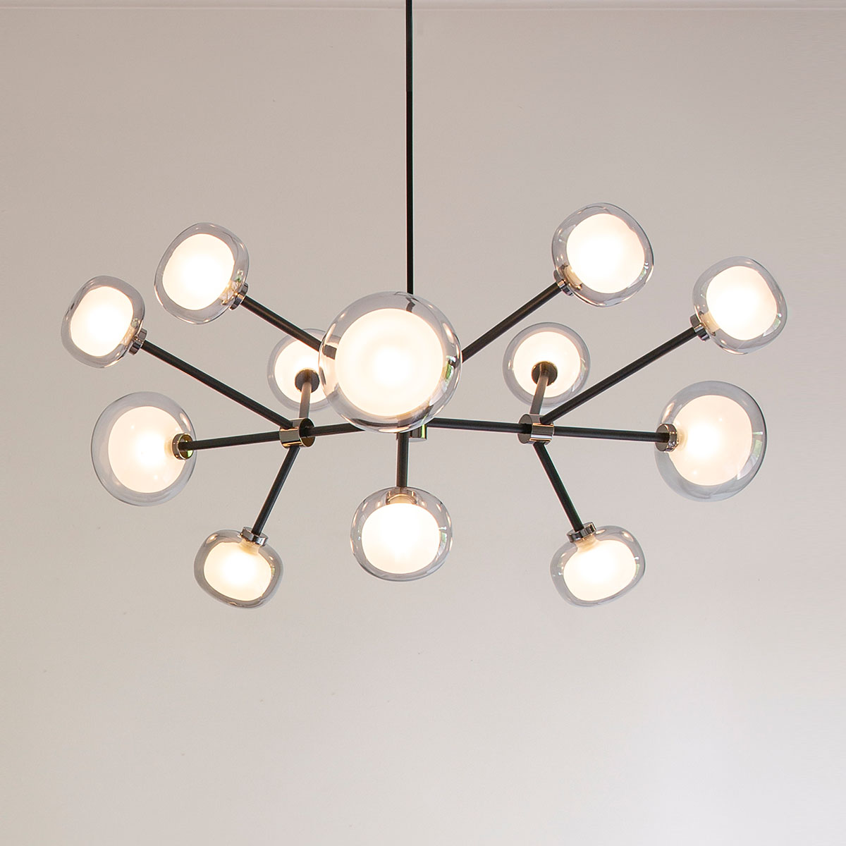 Nabila 552.12 Pendelleuchte 12-flammig Ø: 102 cm, Schwarz Matt / Messing & Klarglas Nabila 552.12 Pendelleuchte 12-flammig Ø: 102 cm, Schwarz Matt / Messing & Klarglas