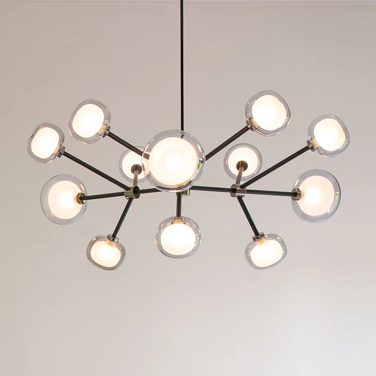 Nabila 552.12 Pendelleuchte 12-flammig Ø: 102 cm, Schwarz Matt / Messing & Klarglas Nabila 552.12 Pendelleuchte 12-flammig Ø: 102 cm, Schwarz Matt / Messing & Klarglas