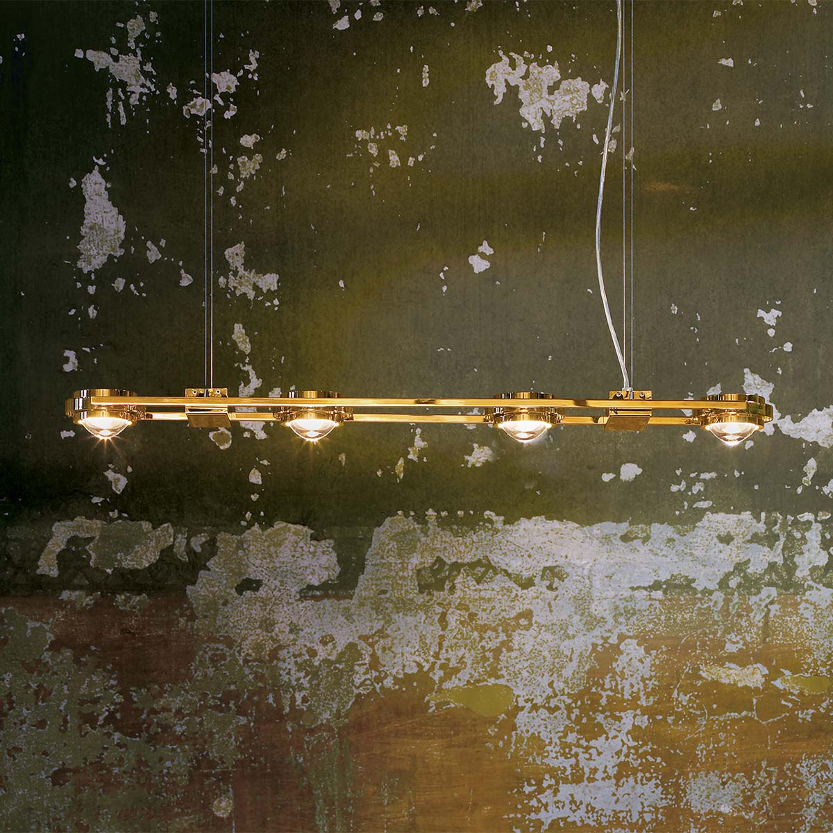 Moderne und längliche Pendelleuchte mit vier Linsen in der Farbe messing natur