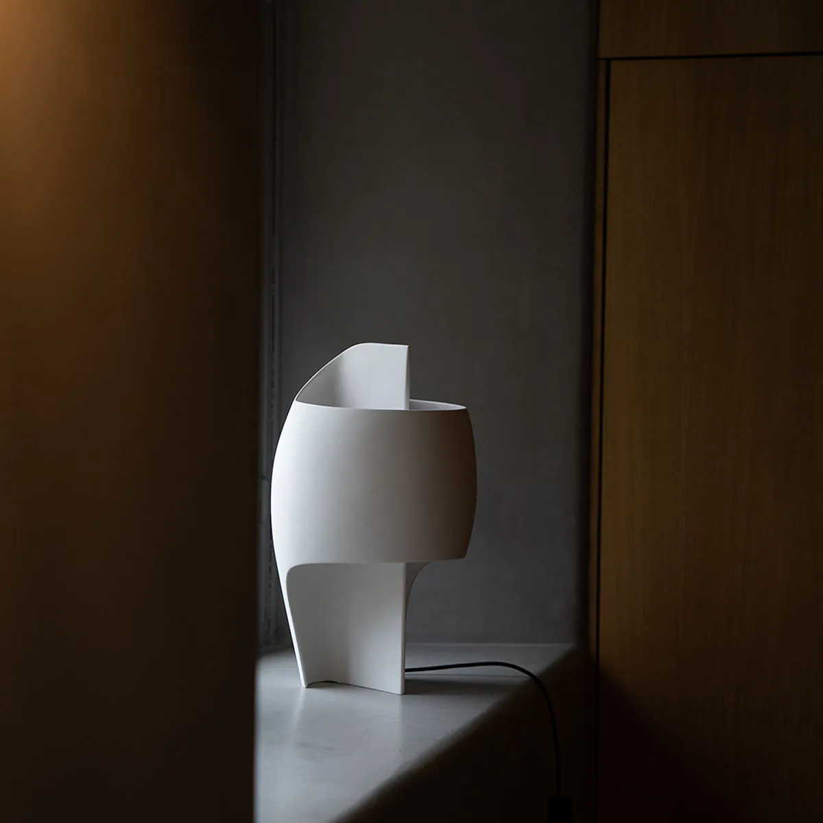 Lampe B Tischleuchte in Weiß – hochwertiges Design aus dem Hause DCW Editions passt perfekt auf den Beistelltisch