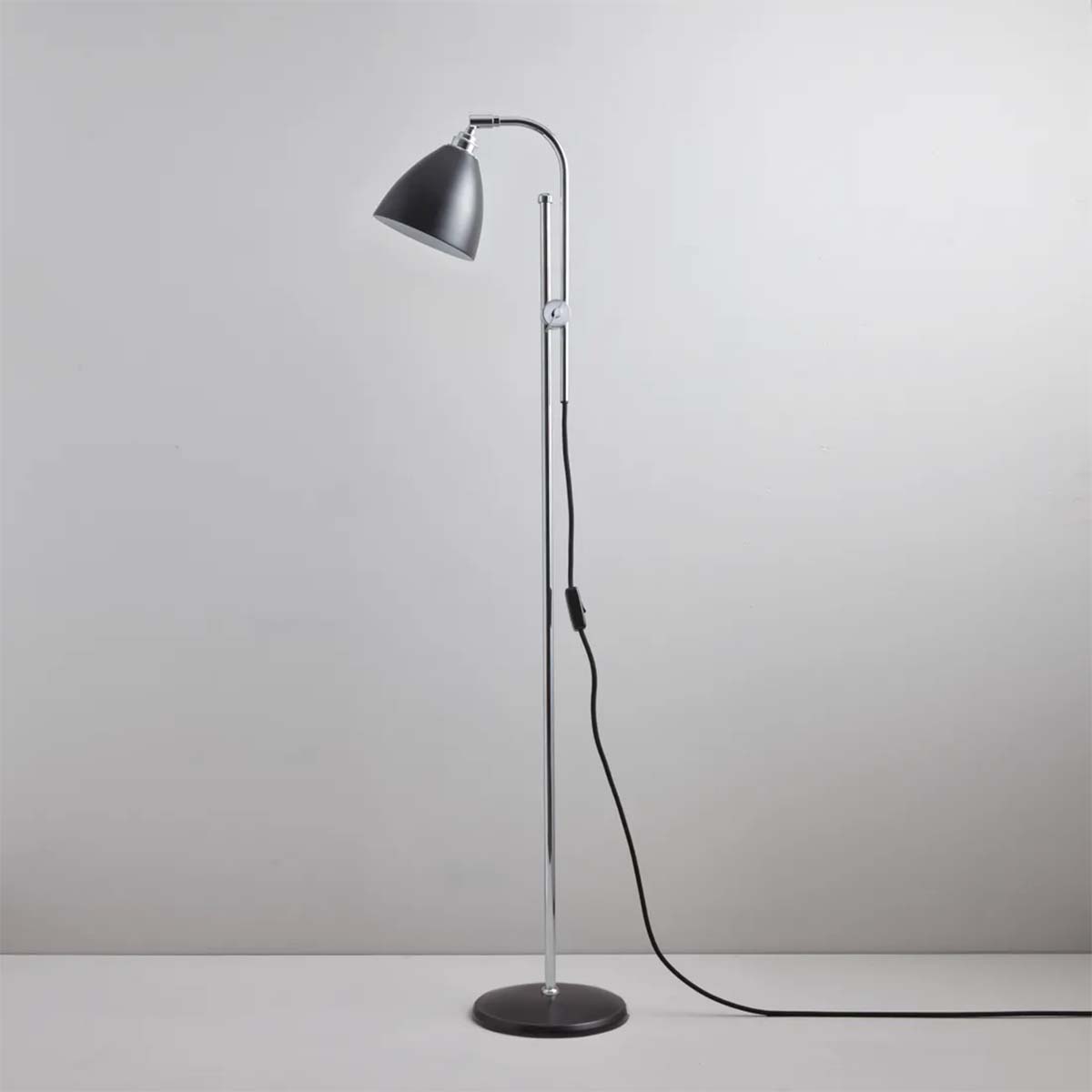 Perfekt für Wohnzimmer oder Leseecke: Original BTC Task Standlampe, H: 134- 175 cm, Schwarz – fokussiertes Licht