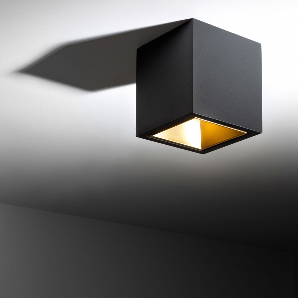 Boxy L+ LED 92733 DIM8 B-MMAT Aufbaustrahler, 2700K, Schwarz, Gold - Ausstellungsstück Boxy L+ LED 92733 DIM8 B-MMAT Aufbaustrahler, 2700K, Schwarz, Gold - Ausstellungsstück