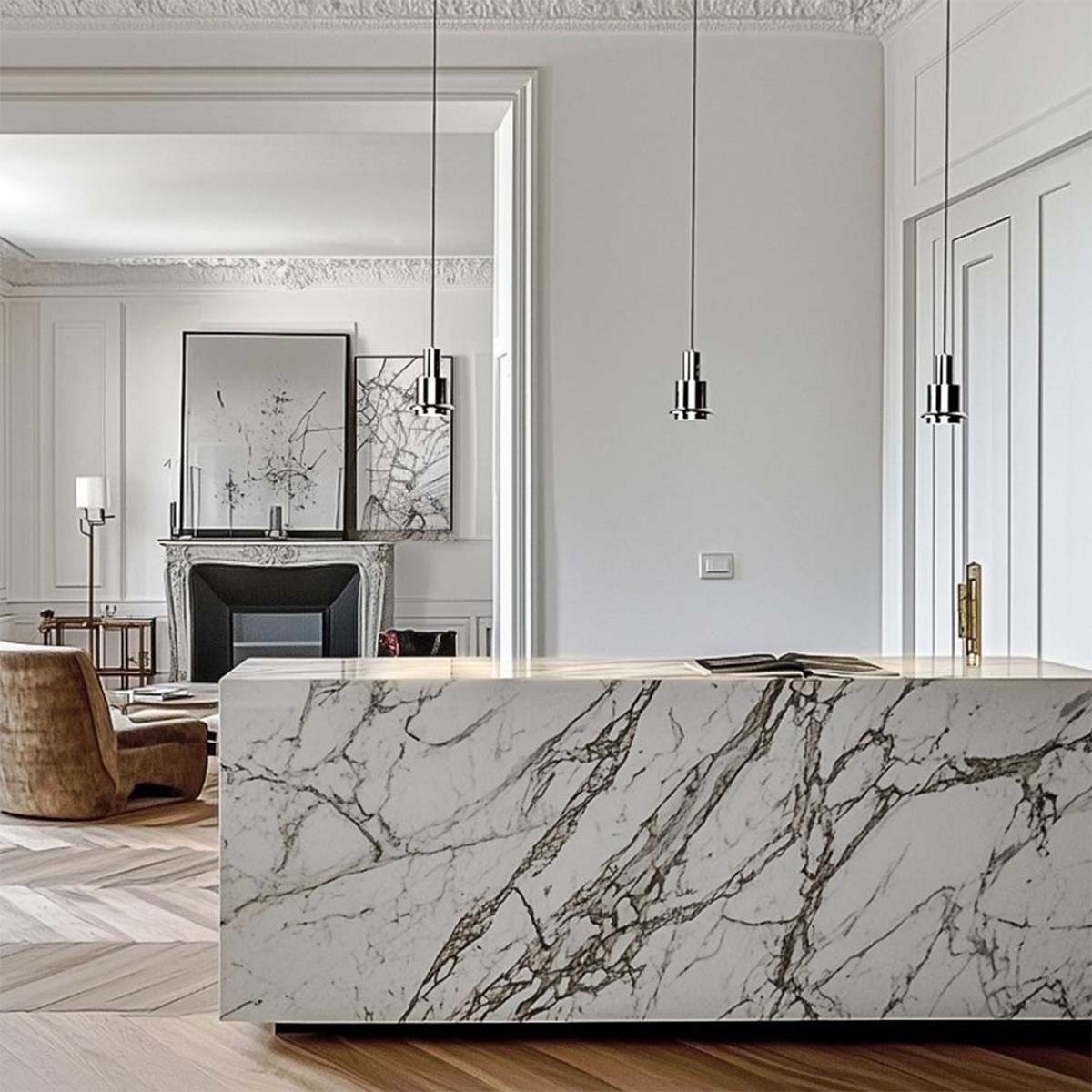 DCW Editions Chaumont 150 in moderner Wohnküche – drei verchromte Chaumont 150 Pendelleuchten über einer Kücheninsel aus Marmor in einem hellen, eleganten Wohnraum