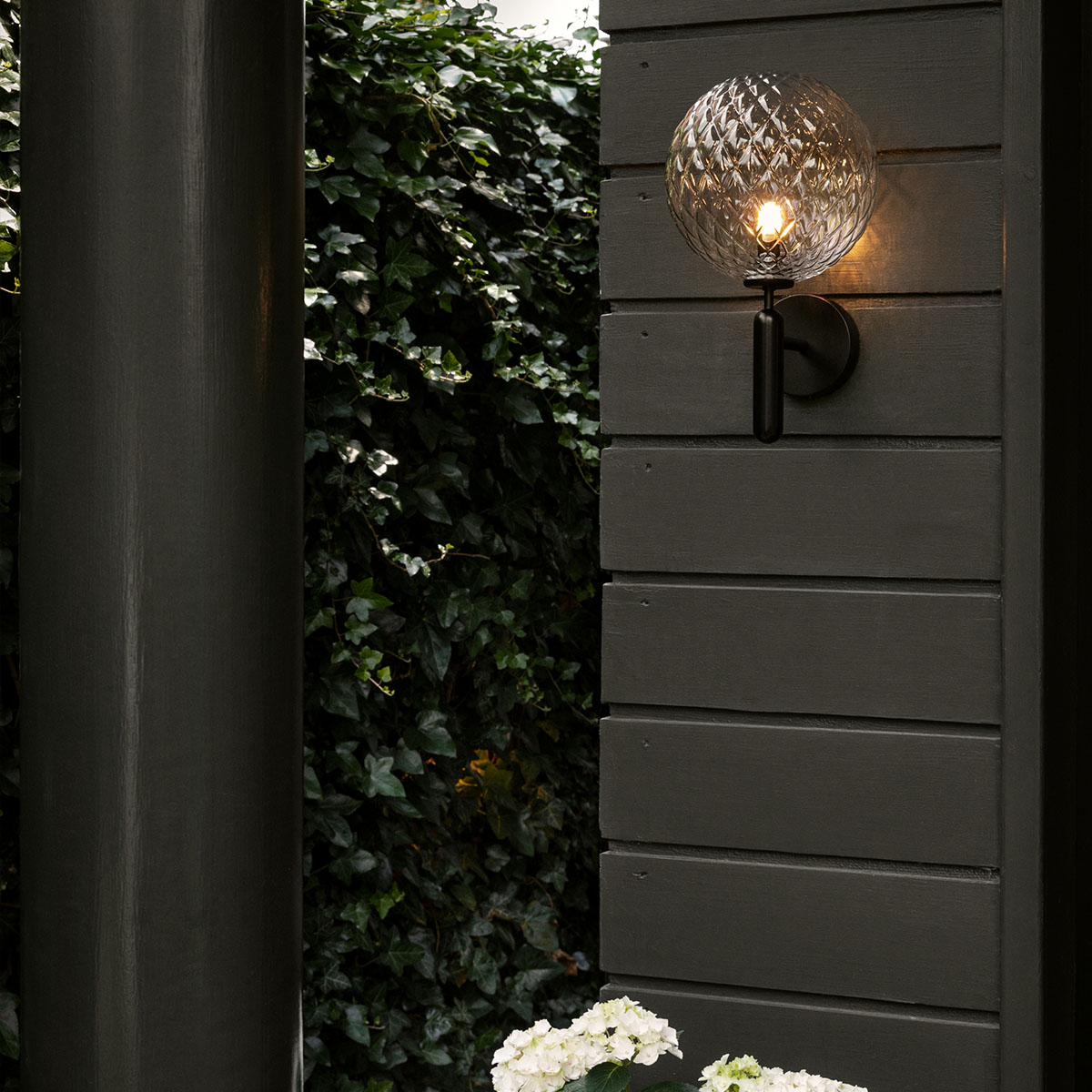 Miira Outdoor Wandleuchte, Ø: 22,5 cm, H: 35,5 cm, Schwarz, Glas transparent Miira Outdoor Wandleuchte, Ø: 22,5 cm, H: 35,5 cm, Dunkelbronze, Opalglas