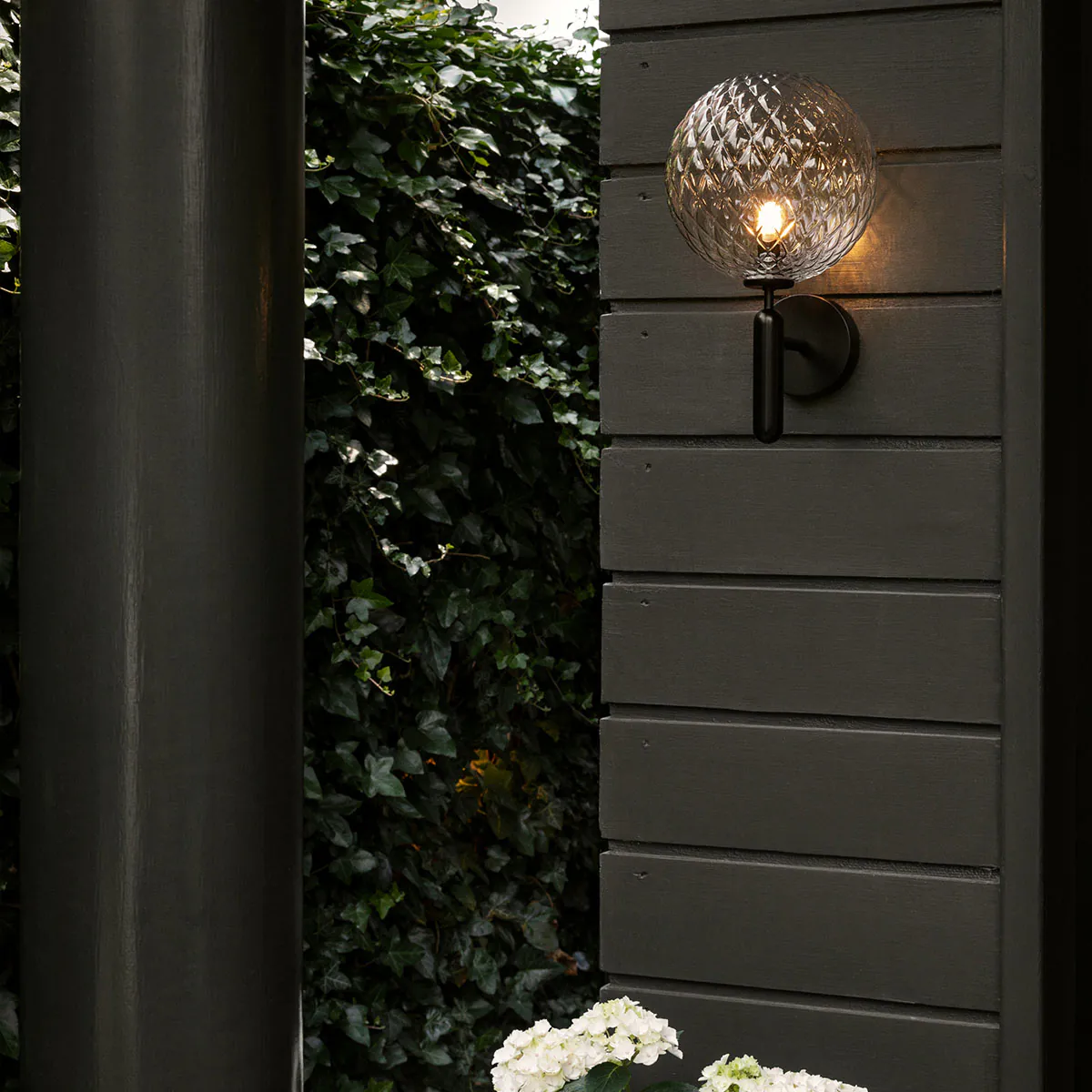 Miira Outdoor Wandleuchte, Ø: 22,5 cm, H: 35,5 cm, Dunkelbronze, Opalglas