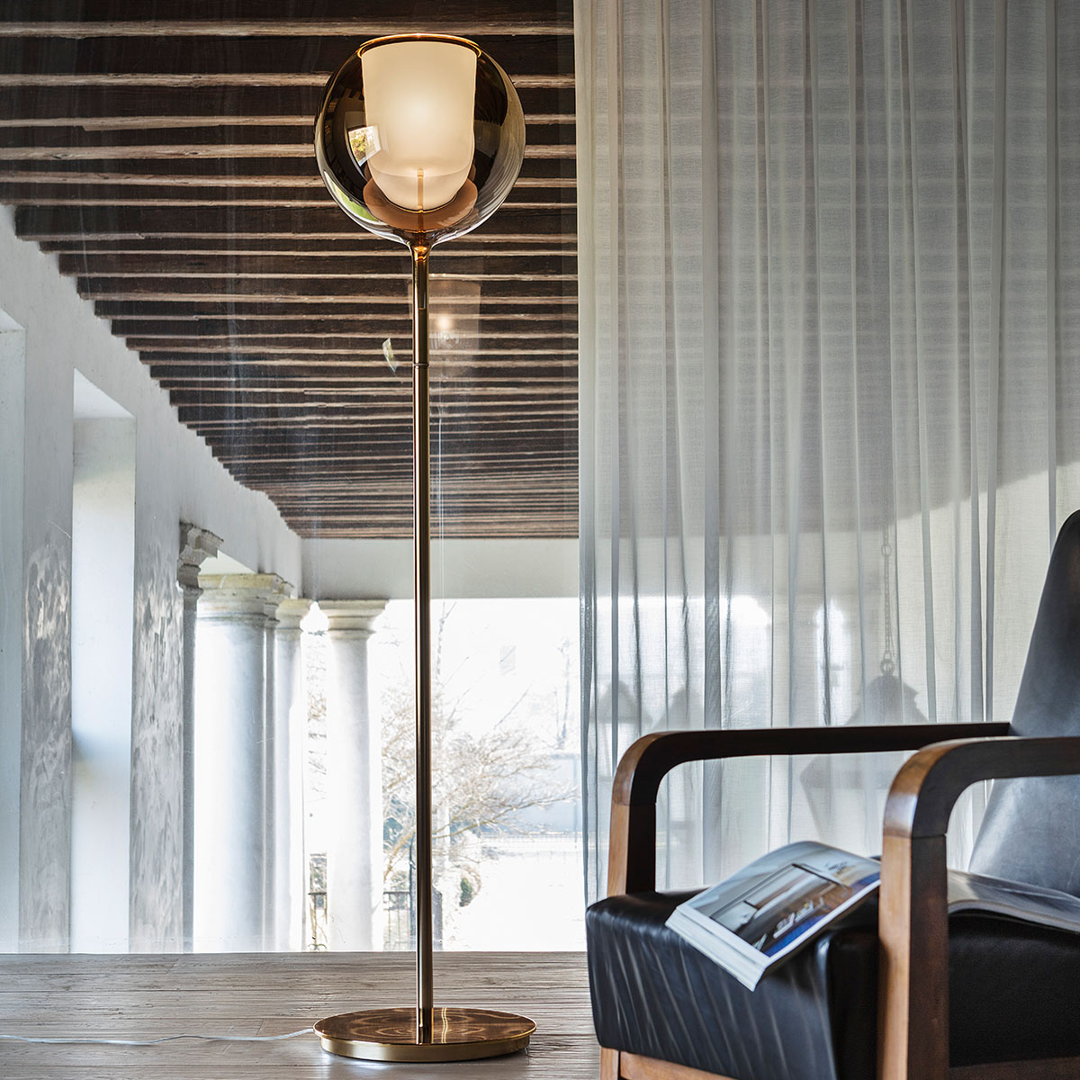 Penta Light Glo 0811-10 Stehleuchte, H: 180 cm Standlampe – Glaskugel in Silber Glas, mundgeblasen, stilvolles Highlight, sanfte Helligkeit, setzt Akzente in der Küche, geeignet für Wohnzimmer, Leseecke oder Büro Penta Light Glo 0811-10 Stehleuchte, H: 180 cm Stehlampe – mundgeblasenes Glas in Schwarz Glas, elegantes Designstück, weiche Lichtstimmung, setzt Akzente in der Küche, geeignet für Wohnzimmer, Leseecke oder Büro