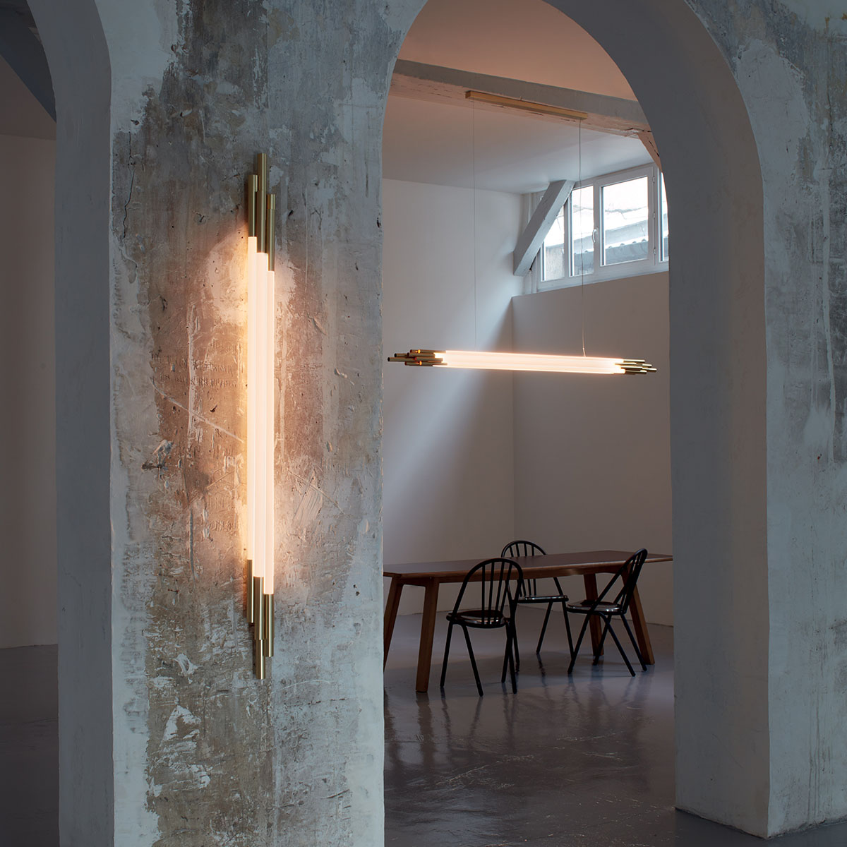 Org Pendant Horizontal Pendelleuchte L: 200 cm in Gold Weiß – stilvolle Designerlampe aus dem Hause DCW Editions ideal über einer Kochinsel