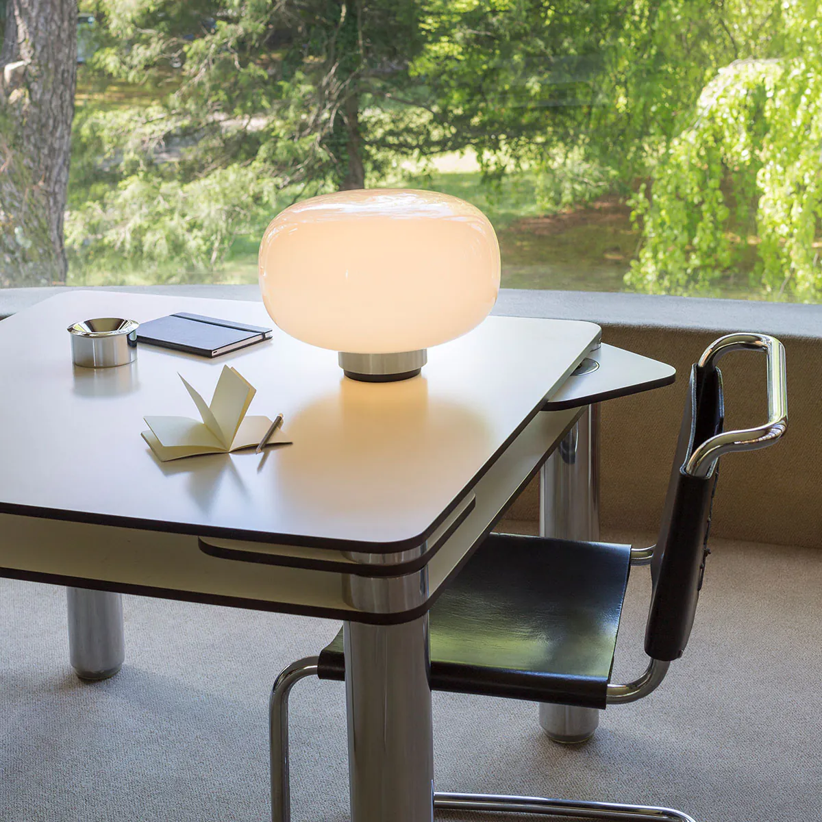 Legier 557.34 Tischleuchte, Schwarz & Hellgrau, Opalglas