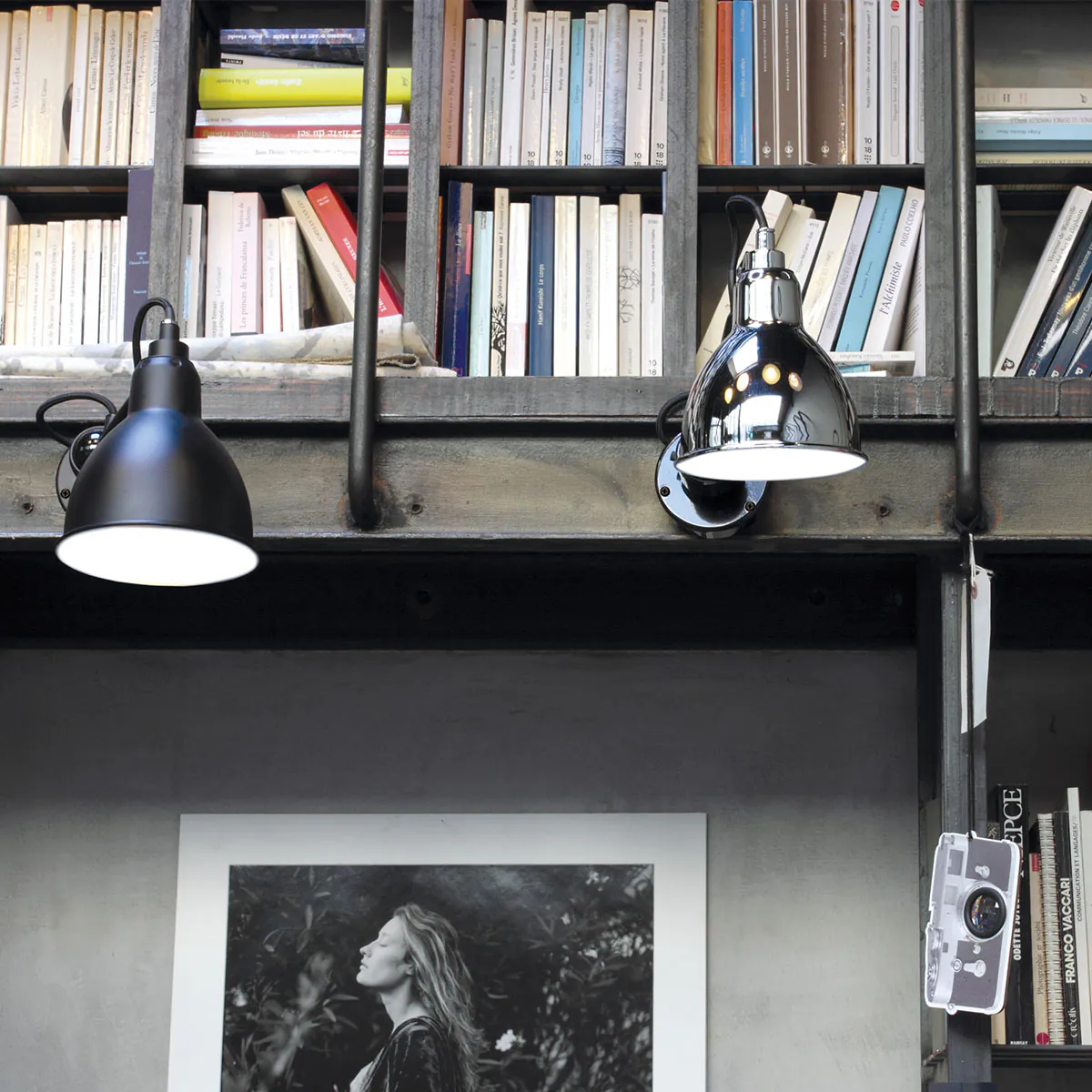 Lampe Gras N° 304 SW Wandleuchte, T: 15 cm Schwarz, Schirm Messing Rund in Schwarz Messing – zeitloses Design des Herstellers DCW Editions für den Flur