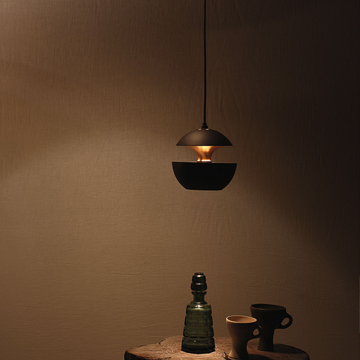 Here Comes The Sun Mini Pendelleuchte Schwarz & Kupfer Ø 10 cm in Schwarz Kupfer – stilvolles Design aus dem Hause DCW Editions für den Esstisch
