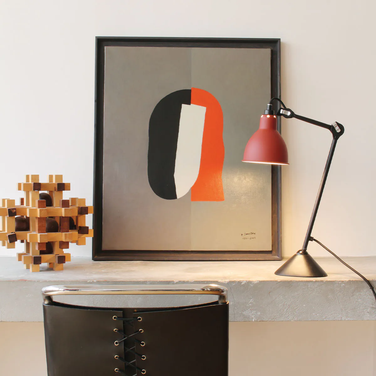 Lampe Gras N° 205 Tischleuchte, H: 39 cm Schwarz, Schirm Messing Rund in Schwarz Messing – moderne Designerleuchte aus dem Hause DCW Editions geeignet fürs Wohnzimmer