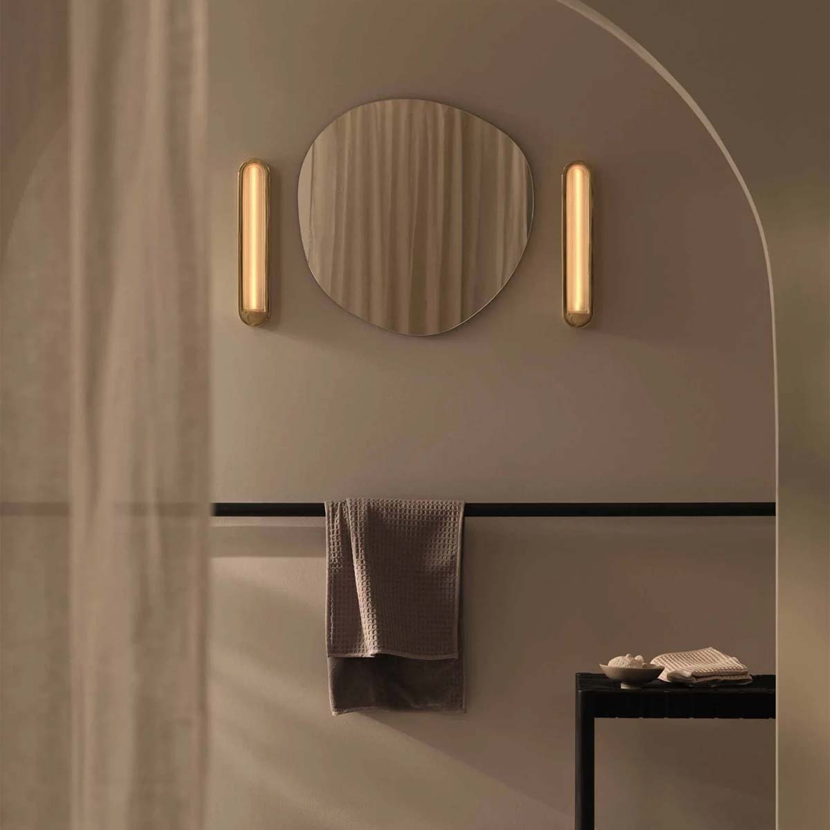 Original BTC AWH Wandleuchte, H: 42,9 cm, B: 8,2 cm Messing antik Original BTC AWH Wandleuchte, H: 42,9 cm, B: 8,2 cm Chrom