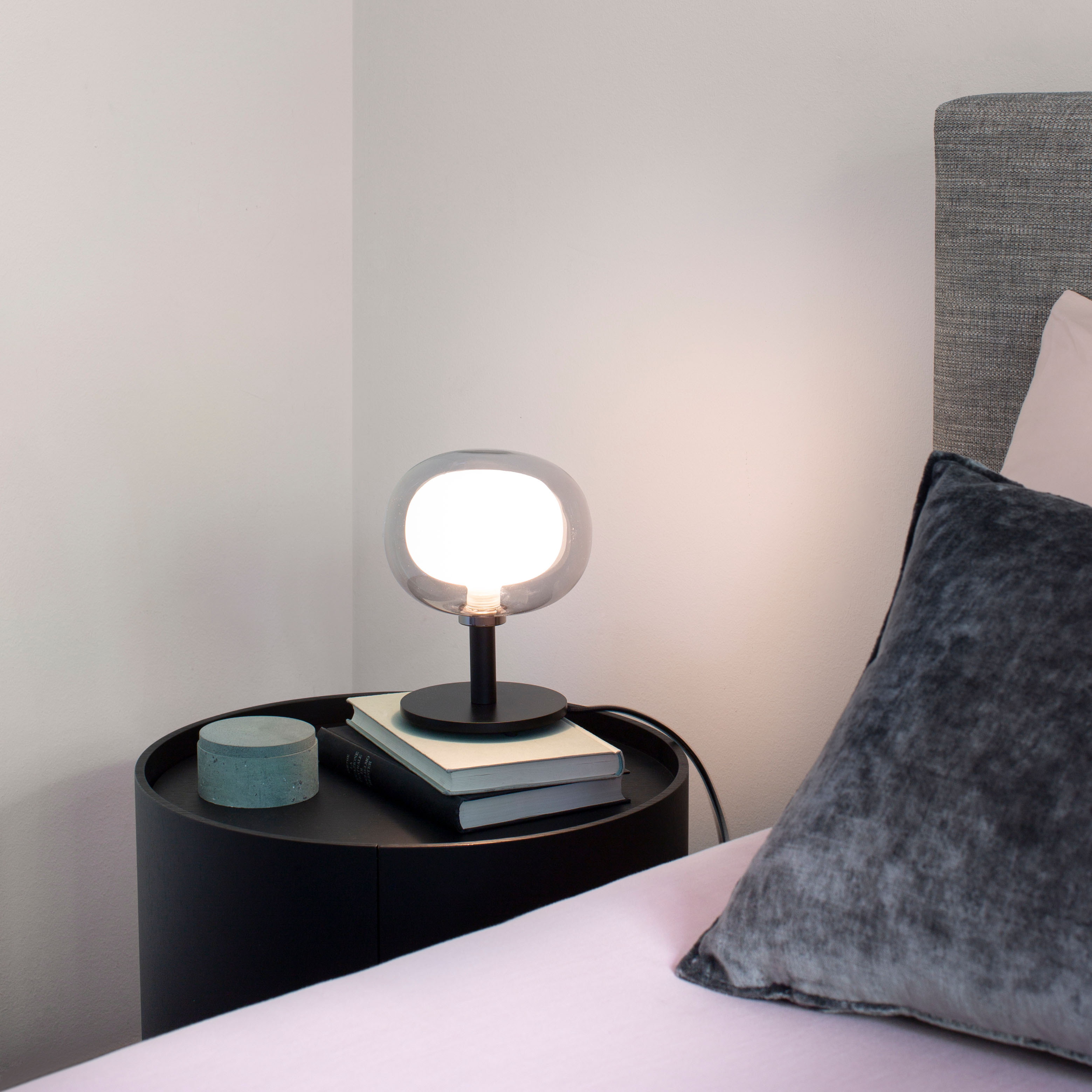 Nabila 552.32 Tischleuchte H: 20 cm, Schwarz Matt / Schwarz Chrom & Rauchglas