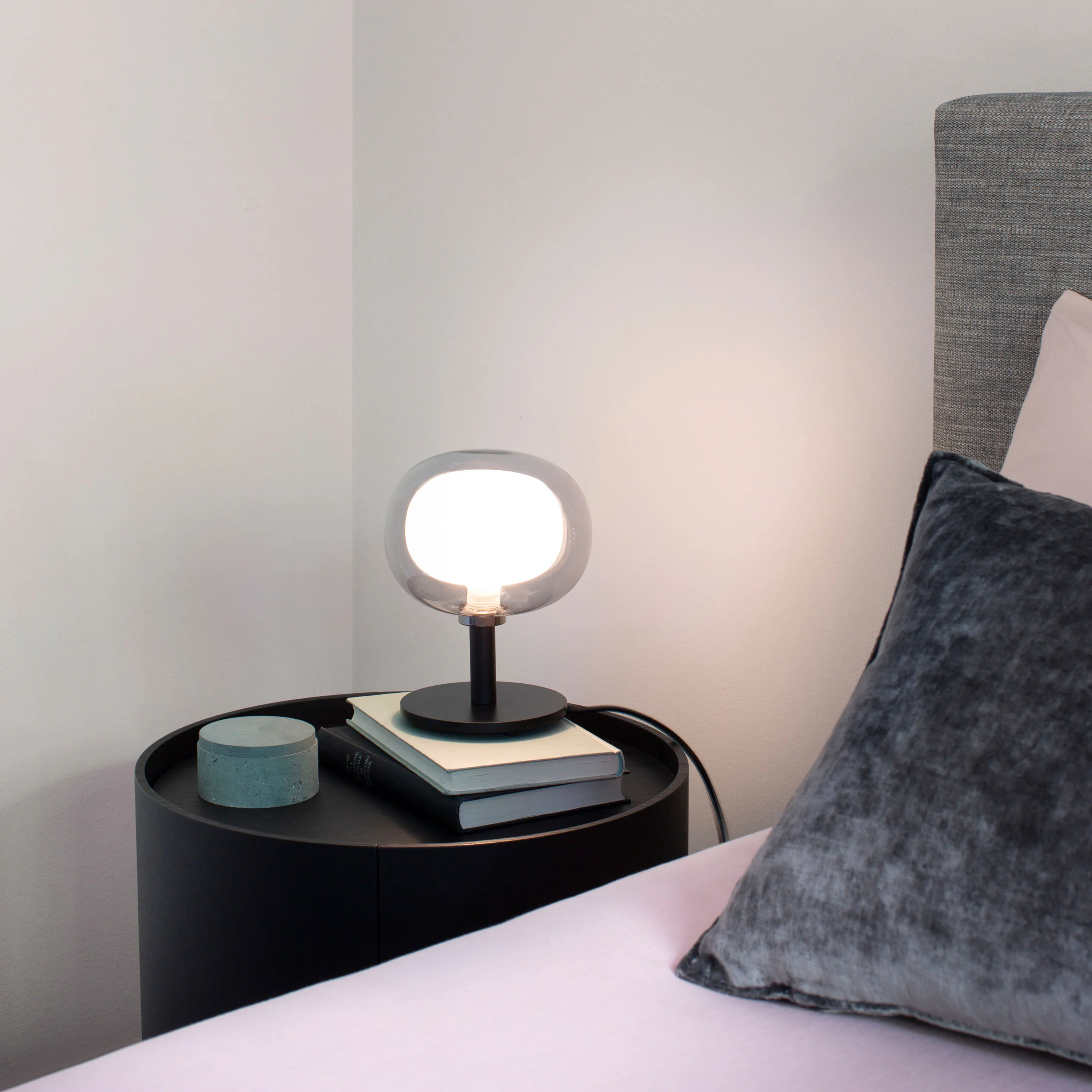 Nabila 552.32 Tischleuchte H: 20 cm, Schwarz Matt / Schwarz Chrom & Rauchglas