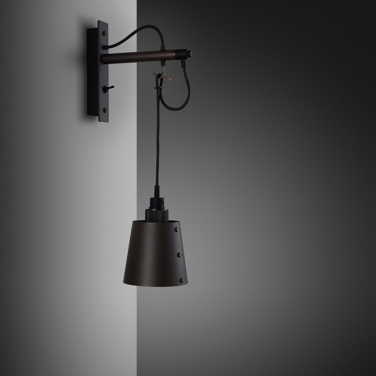 Buster + Punch Hooked Wall Wandleuchte, Small, Graphit, Smoked Bronze