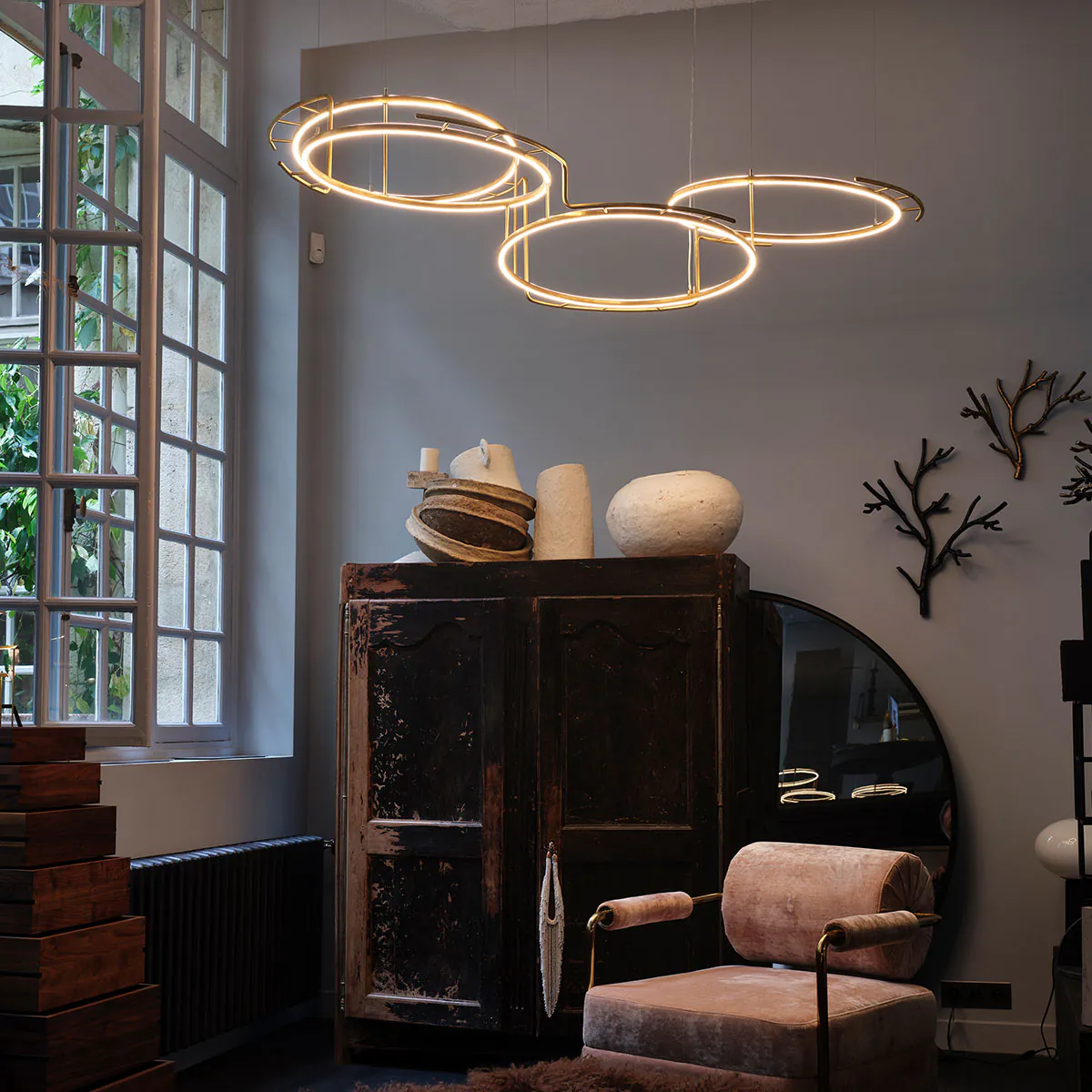 Broche Pendelleuchte M, L: 130 cm, B: 133 cm in Messing – hochwertige Designerleuchte aus dem Hause DCW Editions geeignet für die Küche