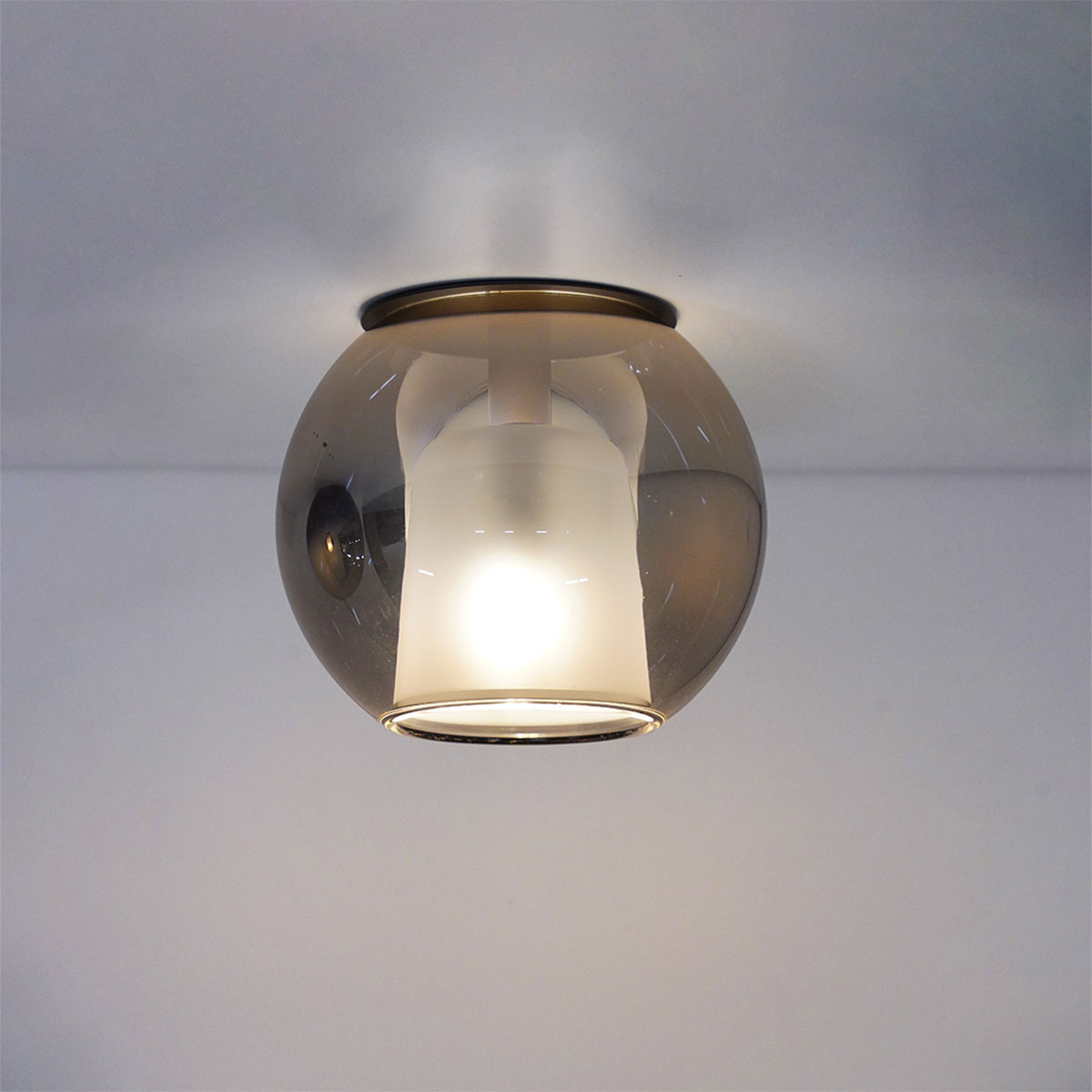 Penta Light Designerleuchte Glo Deckenleuchte Deckenstrahler – edles Glas in 4 Ever Glas, puristisches Design, weiche Lichtstimmung, perfekt für das Esszimmer Penta Light Glo Deckenleuchte Deckenlampe – Glasleuchte in Bronze Glas, italienisches Premium-Design, angenehmer Lichtschein, unterstreicht das Ambiente im Arbeitszimmer