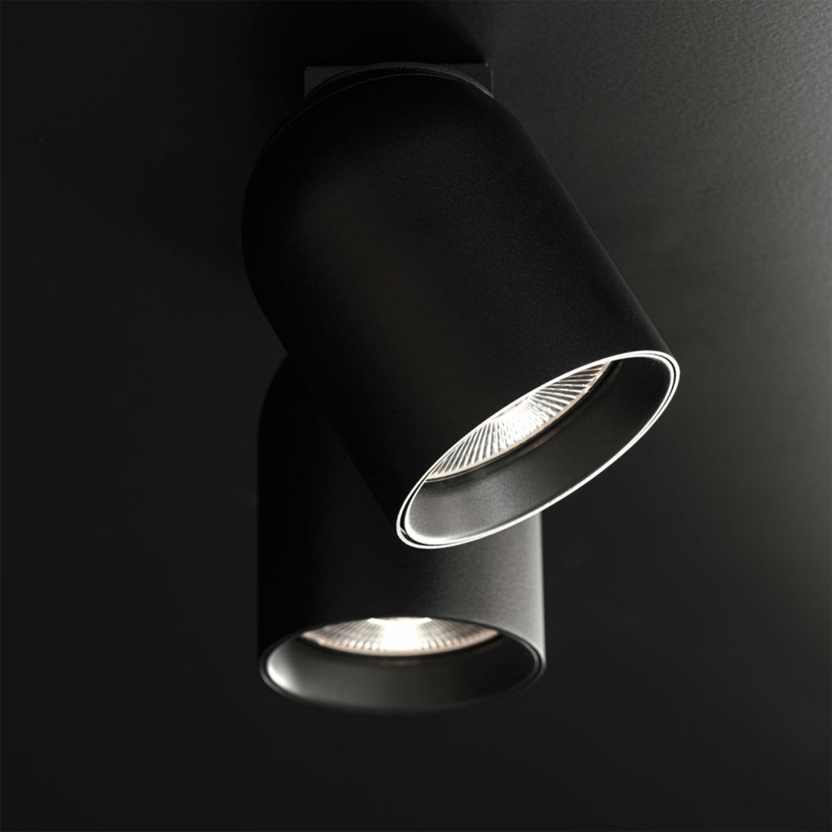 Hochwertige DeltaLight OBIN ON 92724 DIM5 Aufbaustrahler, Ø: 9 cm, L: 11,2 cm Schwarz, Extra-Warmweiß 2700K, 24° Schwarz Modern & neutral – Ambienteansicht für Wohnzimmer schwenkbar & drehbar Hochwertige DeltaLight OBIN ON 93036 DIM5 Aufbaustrahler, Ø: 9 cm, L: 11,2 cm Grau gebürstet, Warmweiß 3000K, 36° gebürstet Dunkles Chrom Modern & neutral – Ambienteansicht für Flur schwenkbar & drehbar