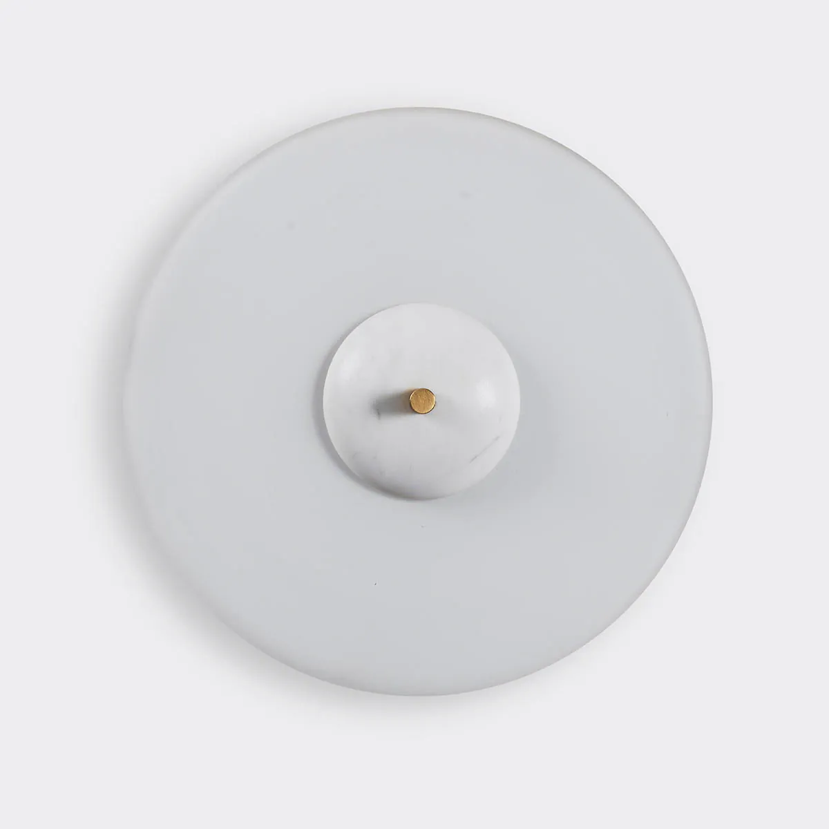 gebürstetes Messing und Glas und Marmor Leuchte von Bert Frank – Trave Wandlampe, Ø: 30 cm, Weiß, geometrische Formen, atmosphärisches Licht