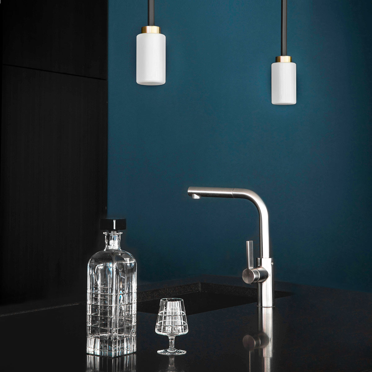 goldfarbene Oberfläche und Glas Leuchte von Bert Frank – Farol Pendelleuchte, Ø: 11,6 cm, Opalglas, Art Déco inspiriert, blendfreies Licht gleichmäßige Beleuchtung: Bert Frank Farol Pendelleuchte, Ø: 11,6 cm, Rauchglas – gefertigt aus goldfarbene Oberfläche und Glas, handgefertigt, Farol-Serie mit mediterraner Eleganz