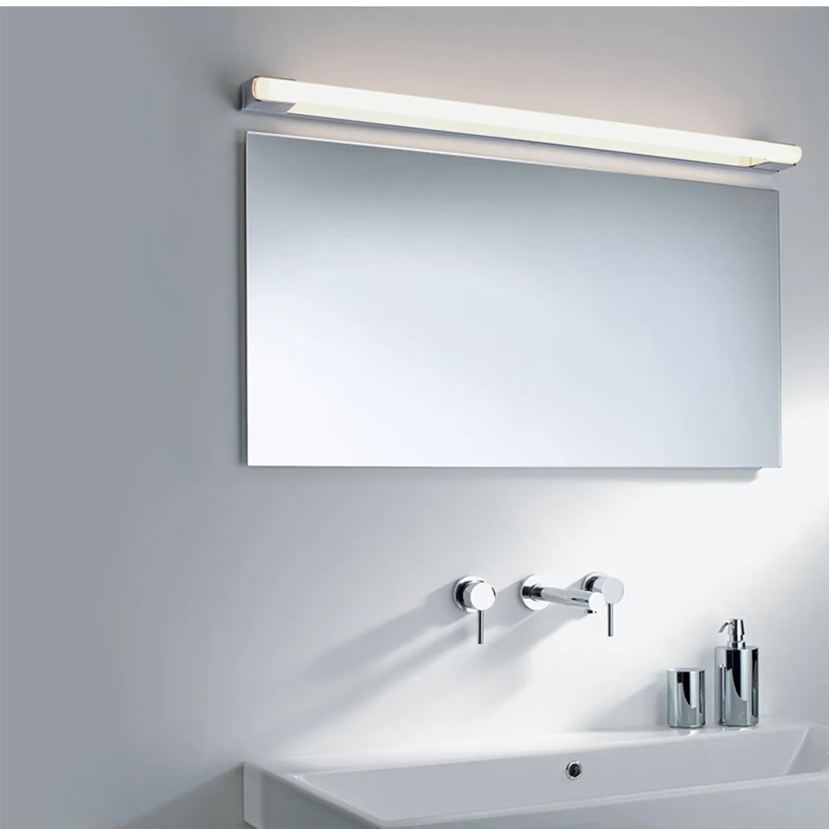 Stilvolle Badezimmer-Wandleuchte von Decor Walther – Omega 200 Wandleuchte Bad, H: 100,5 cm, B: 4 cm, Chrom Omega Serie