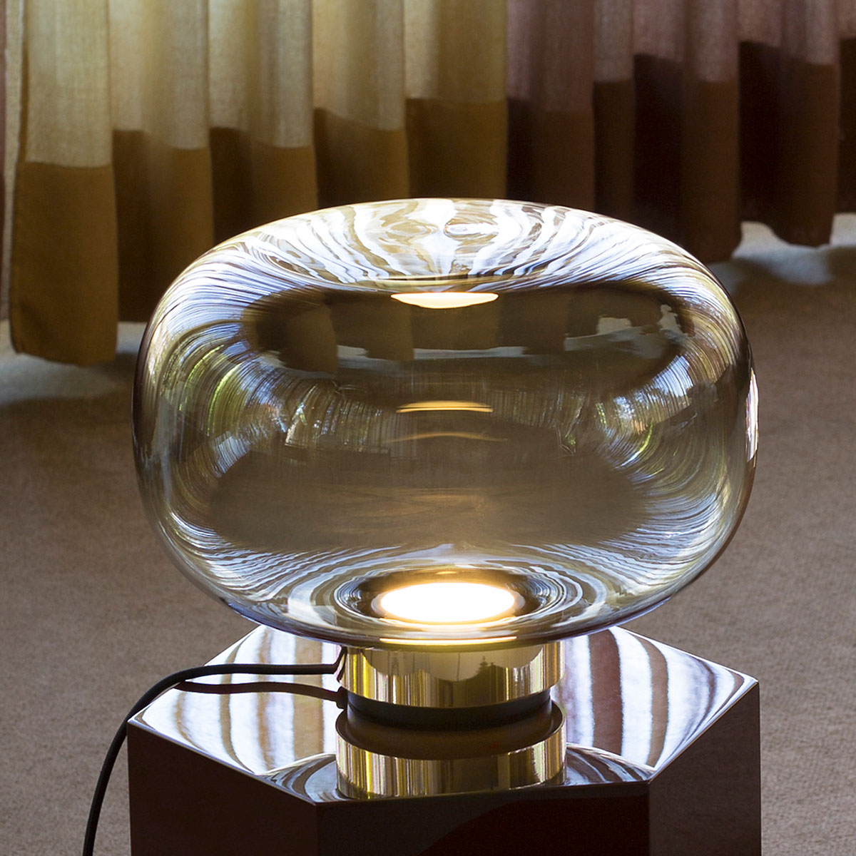 Legier 557.34 Tischleuchte, Schwarz & Messing, Rauchglas