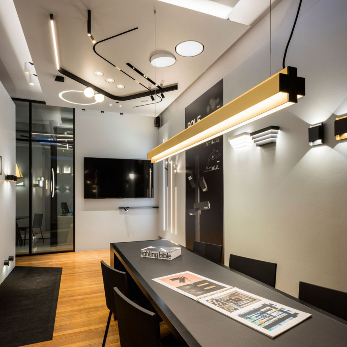 ONE-AND-ONLY P12 DOWN-UP 930 Pendelleuchte, Weiß, nicht dimmbar, L: 118,1 cm ONE-AND-ONLY P20 DOWN-UP 930 DIM5 Pendelleuchte, Schwarz, DALI, L: 190,2 cm