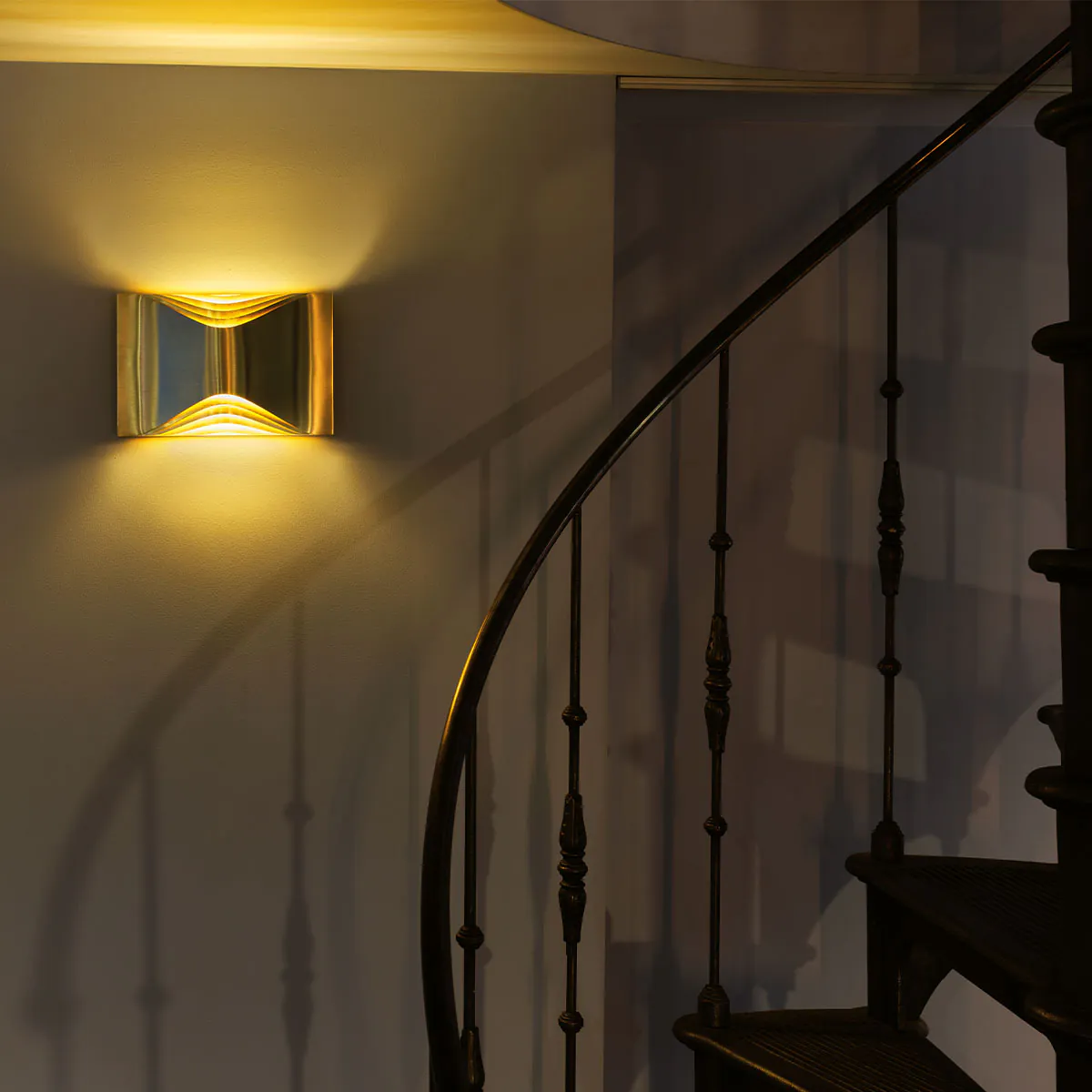 Respiro L Wandleuchte B: 29 cm in Gold – stilvolle Designerleuchte von DCW Editions geeignet für den Eingangsbereich