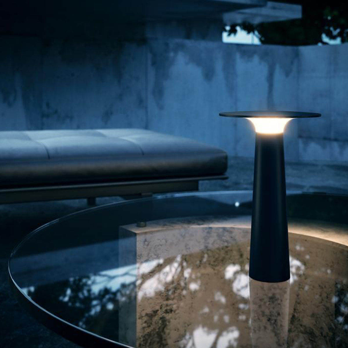 lix Mobile Akku Tischleuchte dim to warm 2700K – 1800K, Ø: 6 cm, H: 24,5 cm, charging base mit USB-C Kabel, True gold lix Mobile Akku Tischleuchte dim to warm 2700K – 1800K, Ø: 6 cm, H: 24,5 cm, charging base mit USB-C Kabel, Dunkelchrom