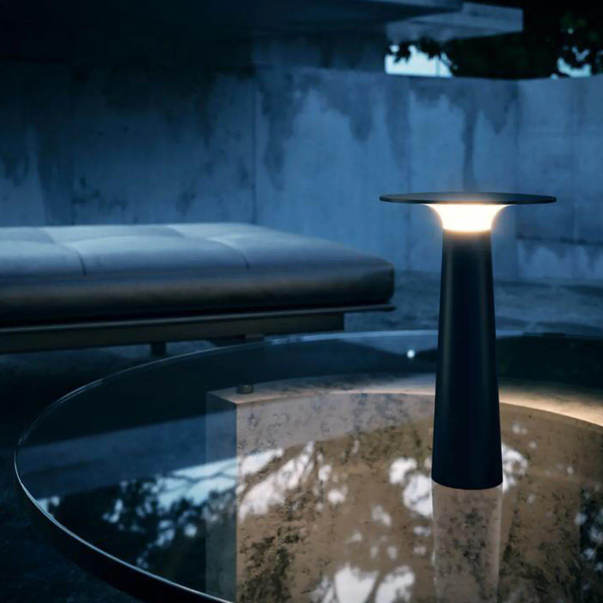 lix Mobile Akku Tischleuchte dim to warm 2700K – 1800K, Ø: 6 cm, H: 24,5 cm, charging base mit USB-C Kabel, Dunkelchrom