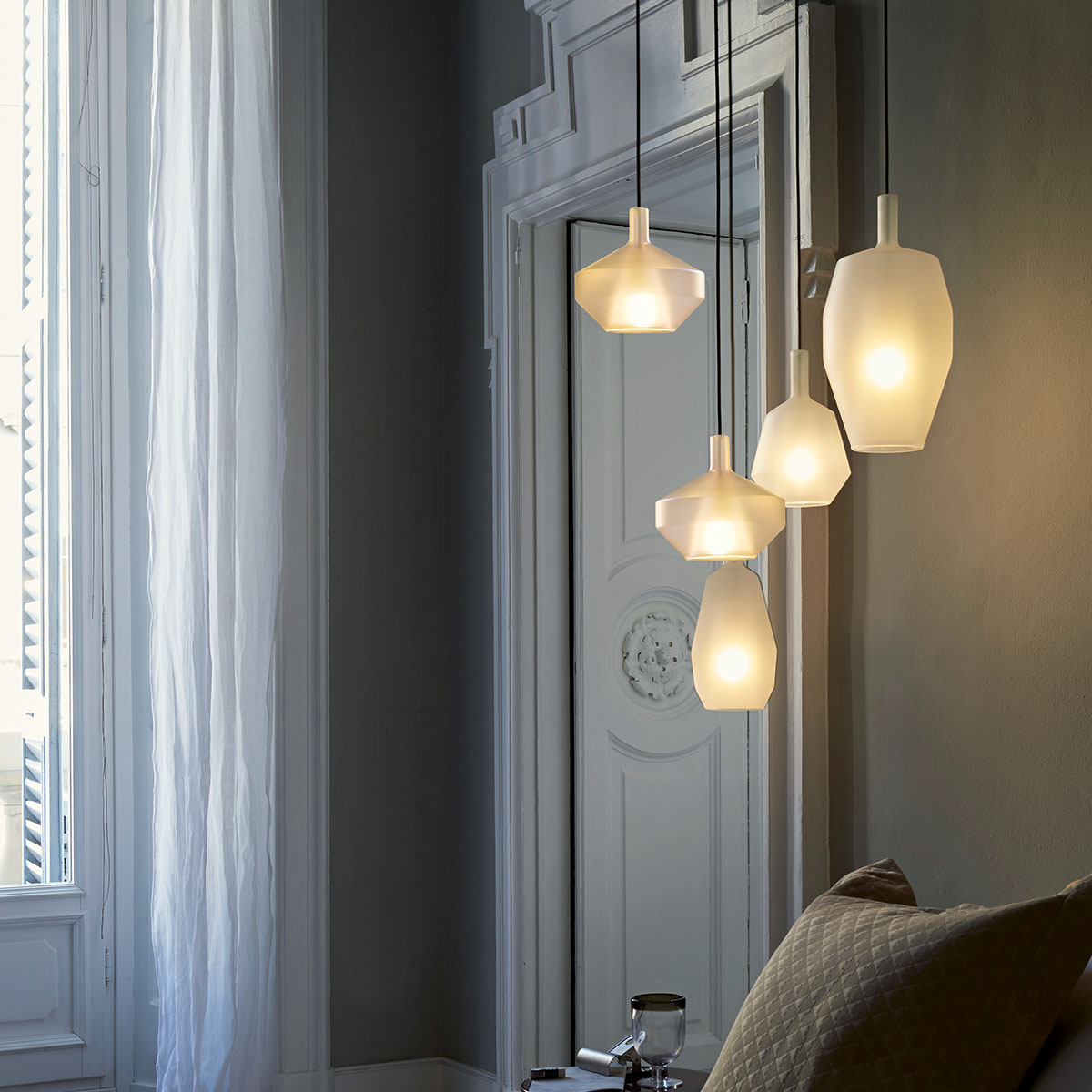 Penta Light MoM 1602-21 Low Pendelleuchte Ø: 38 cm Pendelleuchte – handgefertigtes Glas in Weiß, elegantes Designstück, atmosphärisches Leuchten, bringt Atmosphäre ins Wohnzimmer, ideal über Esstisch, Küche oder Wohnzimmer Penta Light MoM 1602-25 Little Pendelleuchte Ø: 20 cm Designerleuchte – Rauchglas in Senfgelb, zeitlose Eleganz, diffuse Beleuchtung, unterstreicht das Ambiente im Arbeitszimmer, ideal über Esstisch, Küche oder Wohnzimmer