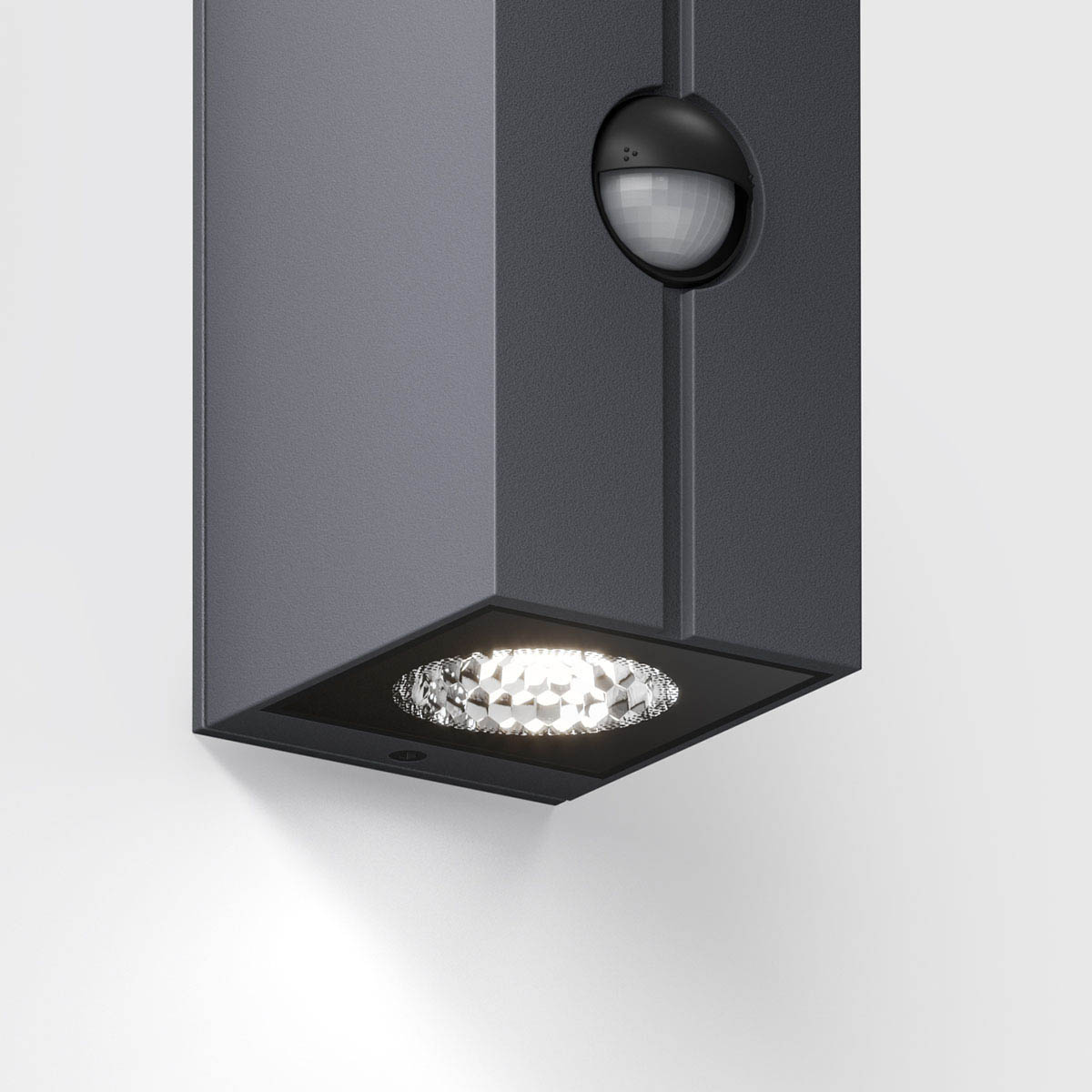 Rechteckige Wandleuchte mit Bewegungsmelder für außen fokusiert